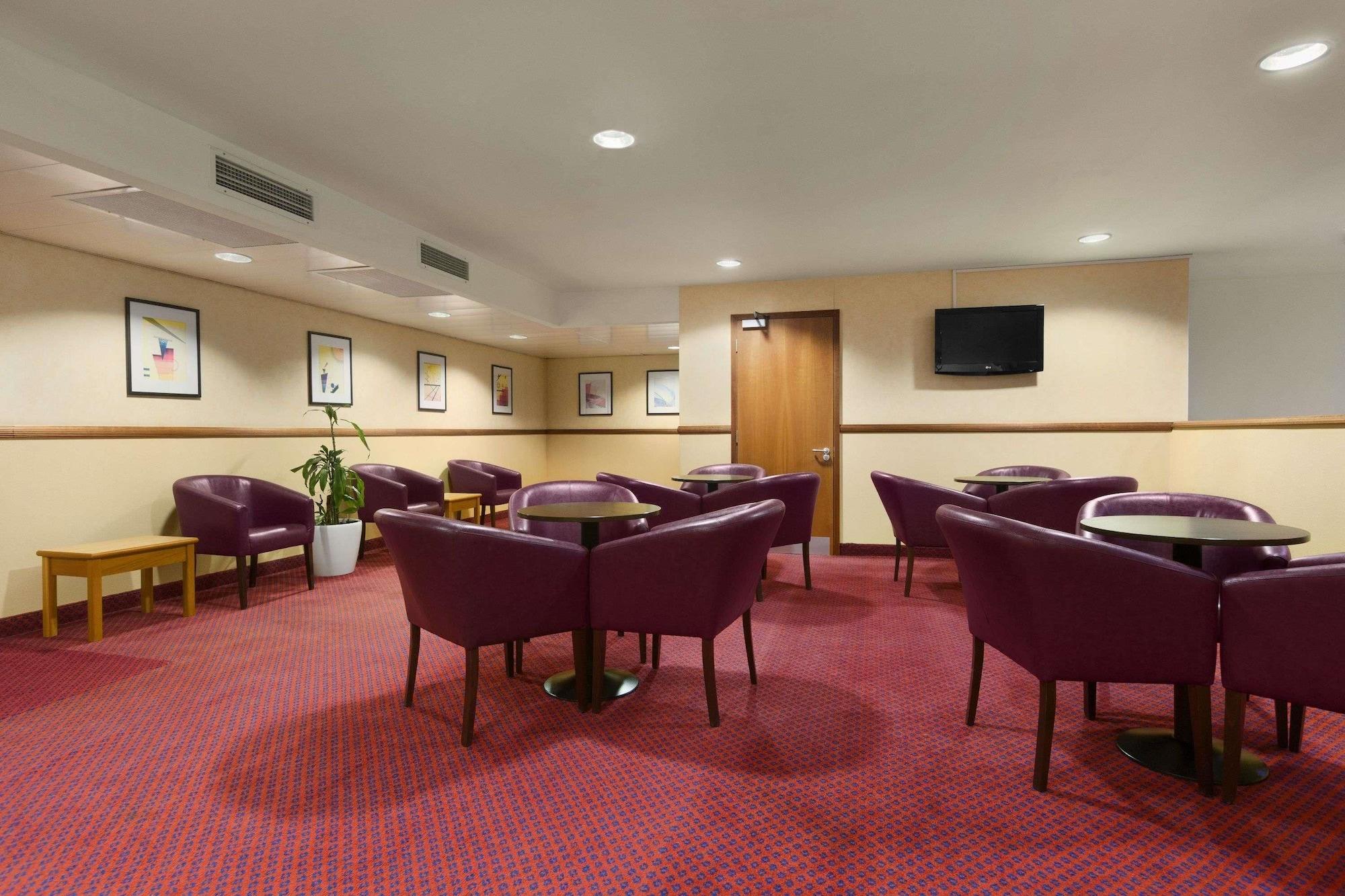Bar/Salón Days Inn by Wyndham Stevenage North