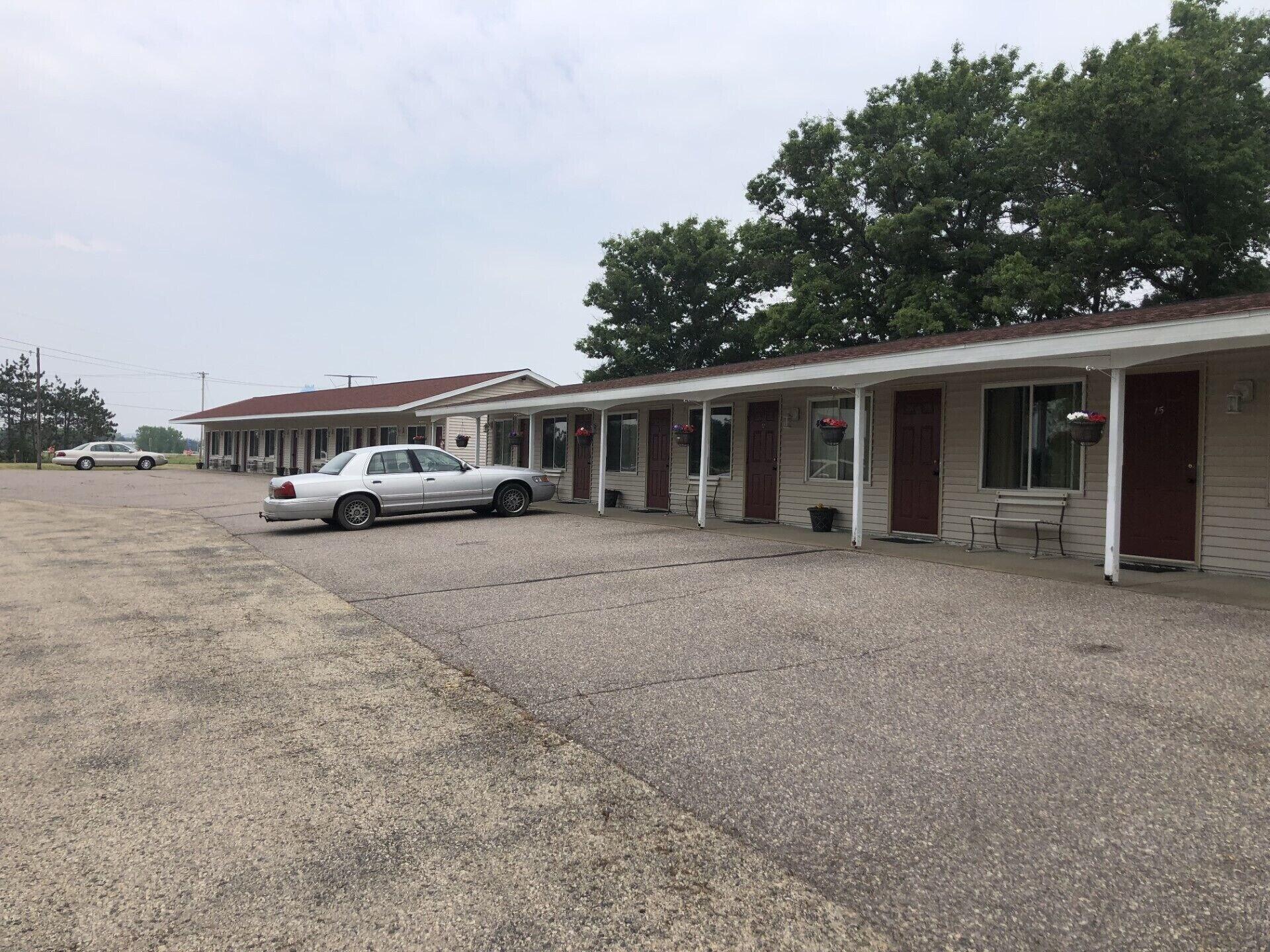 Vista Exterior Edge Of The Woods Motel