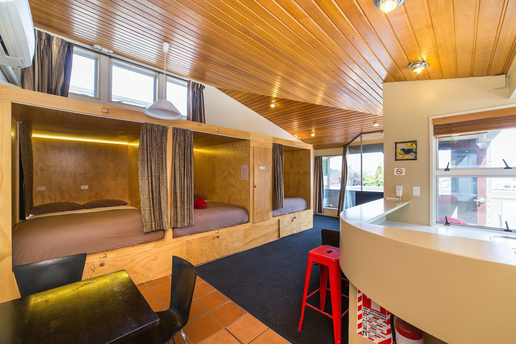Varios Tahuna Pod Hostel