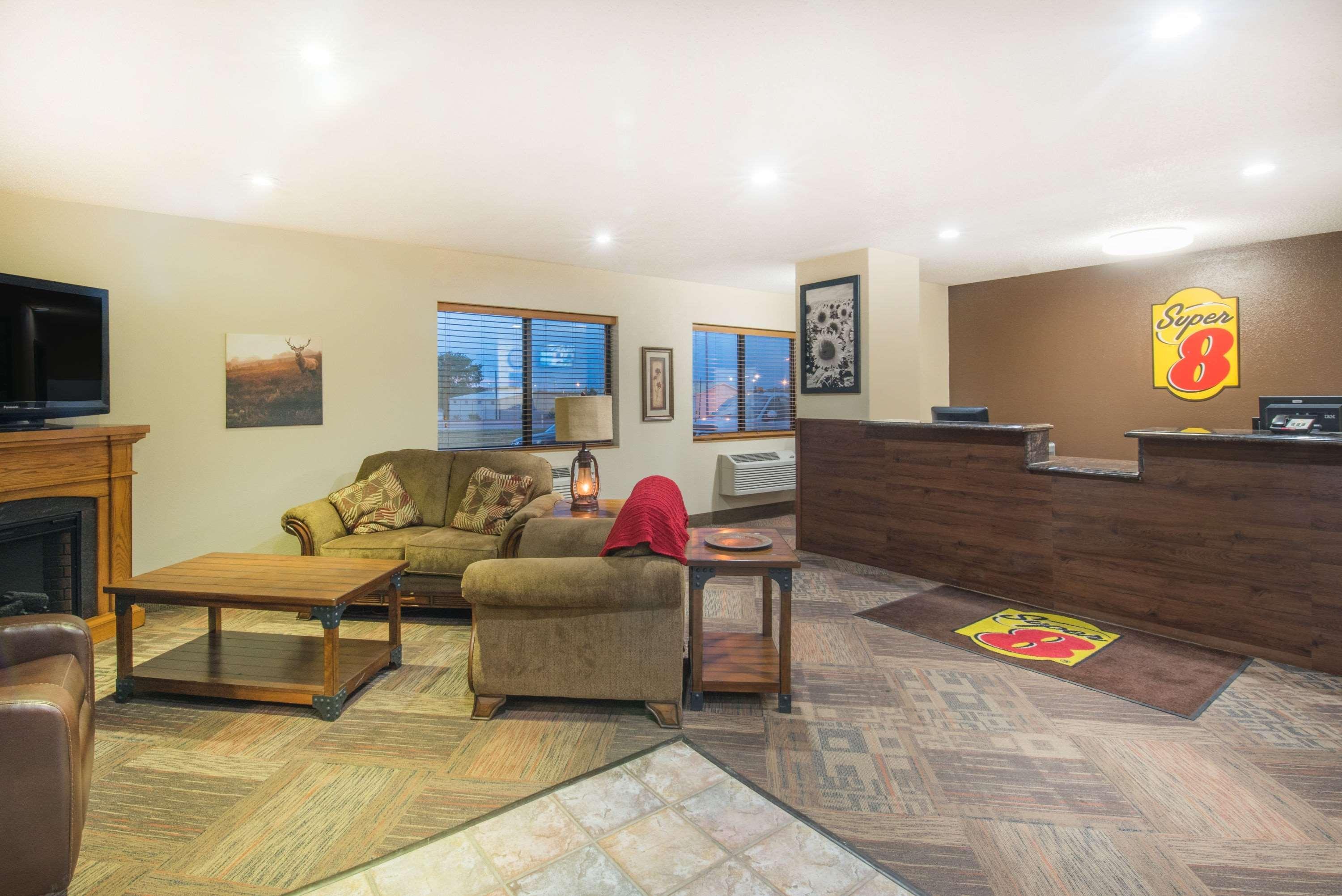 Vista Lobby Super 8 by Wyndham Jamestown