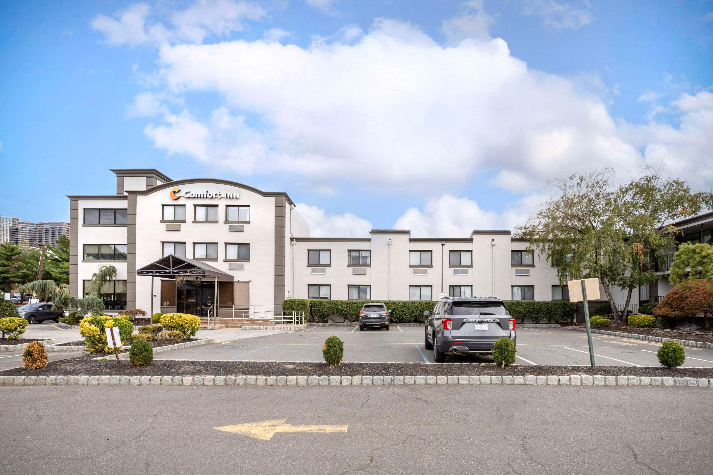 Vista Exterior Comfort Inn Edgewater on Hudson River