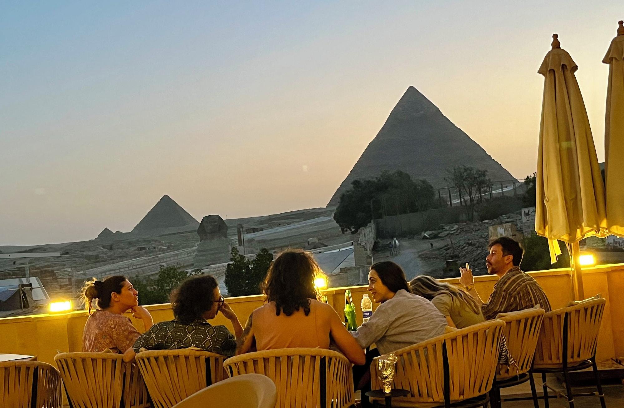 Vista Piscina The Gate Hotel Front Pyramids & Sphinx View