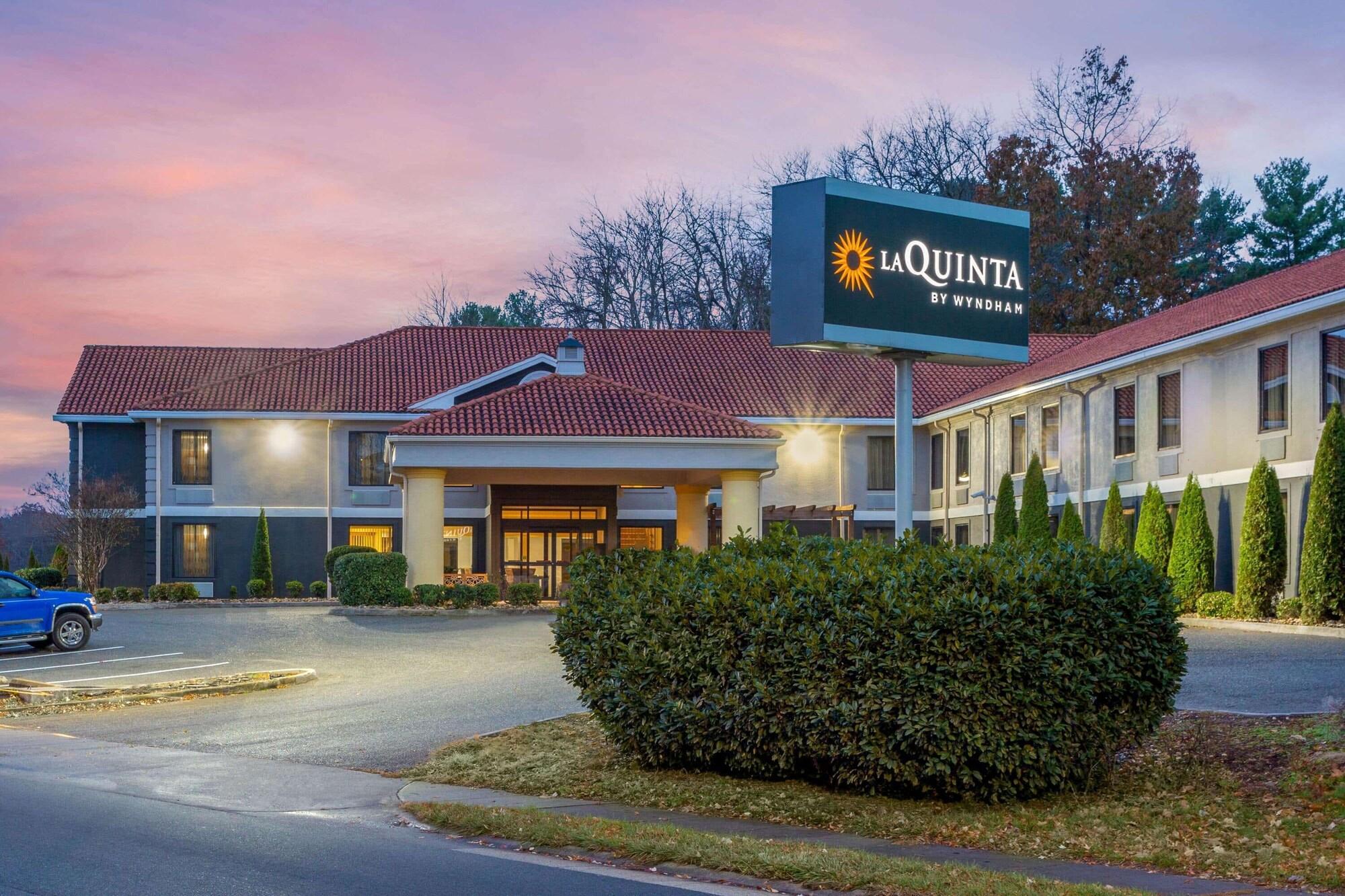 Vista Exterior La Quinta Inn by Wyndham Radford