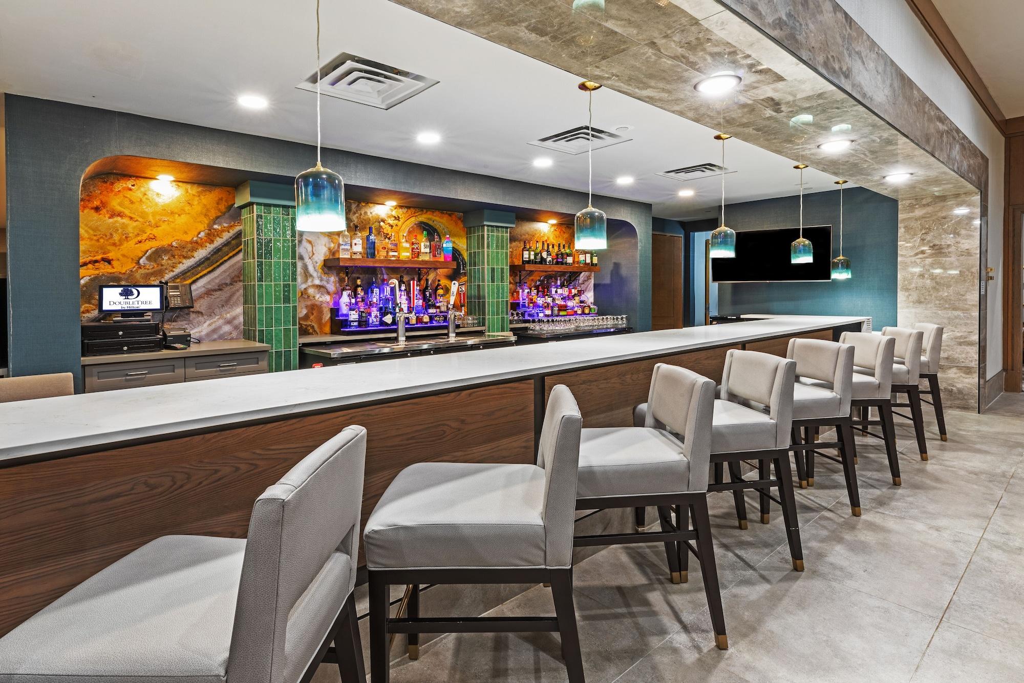 Bar/Salón DoubleTree by Hilton Tulsa - Warren Place
