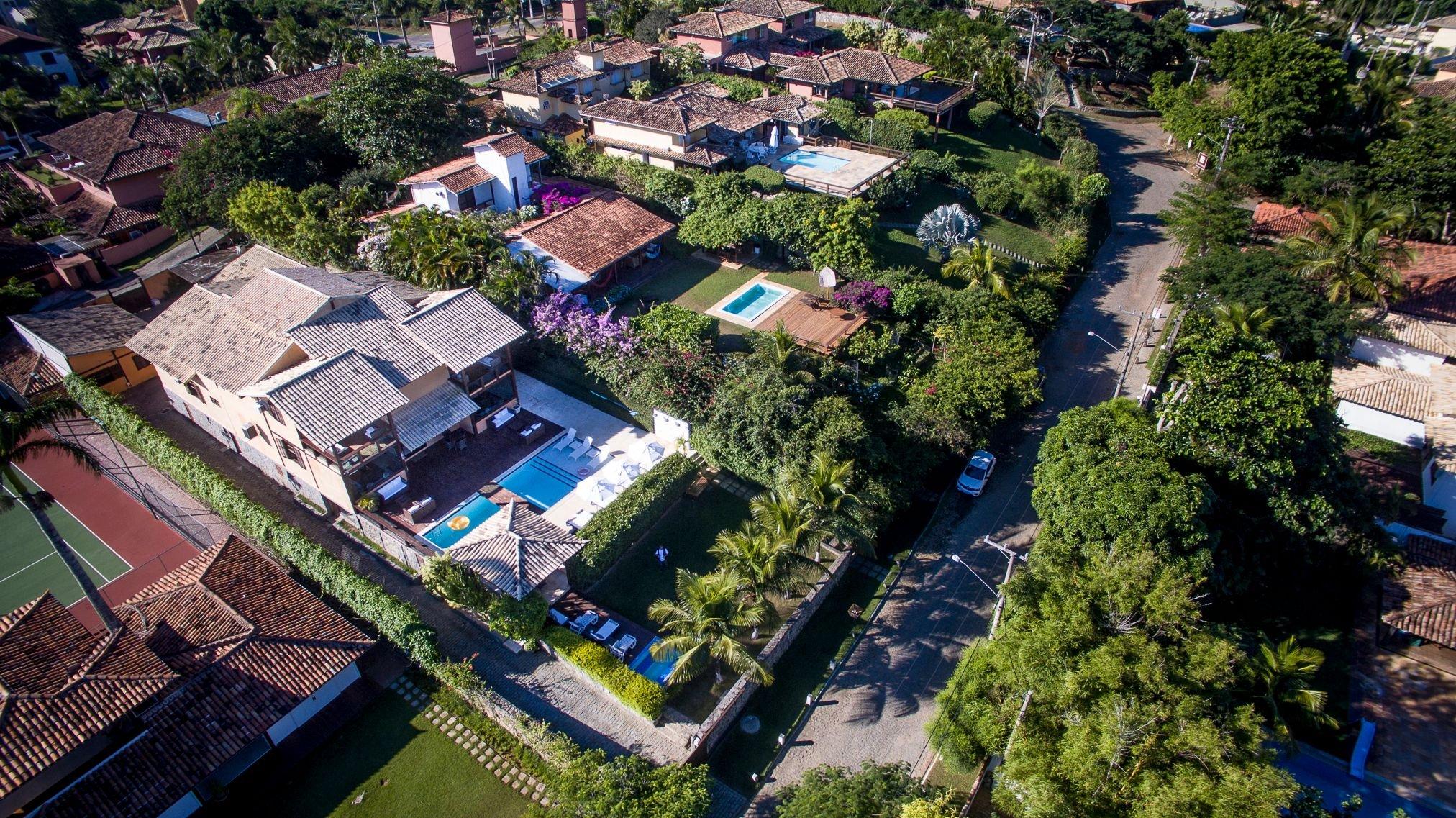 Vista a la ciudad Mansão com Onze Suítes à Menos de 2 Minutos Caminhando para a Praia da Ferradura Por Luxury Rentals