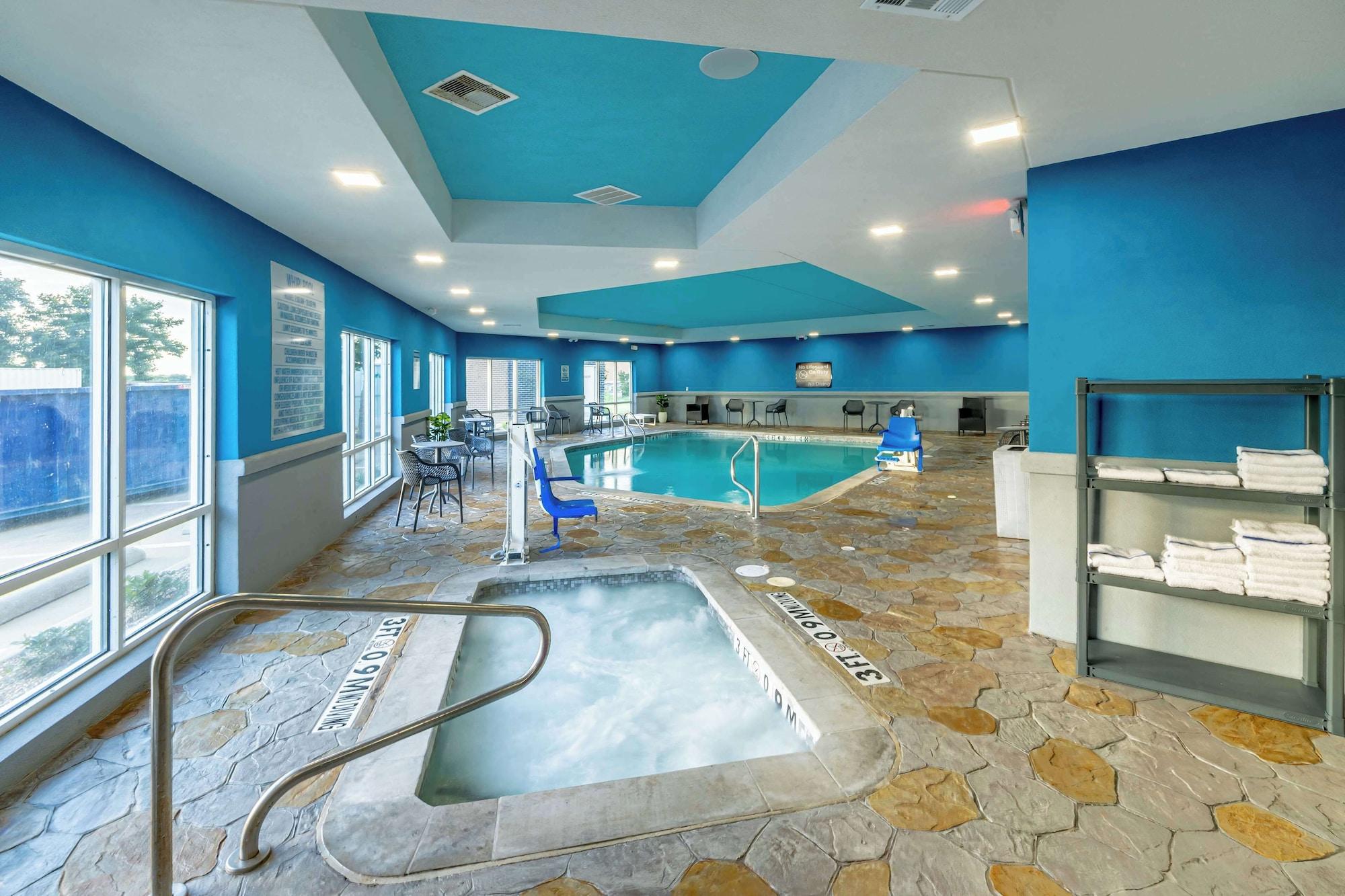 Vista Piscina Hampton Inn & Suites Cleburne
