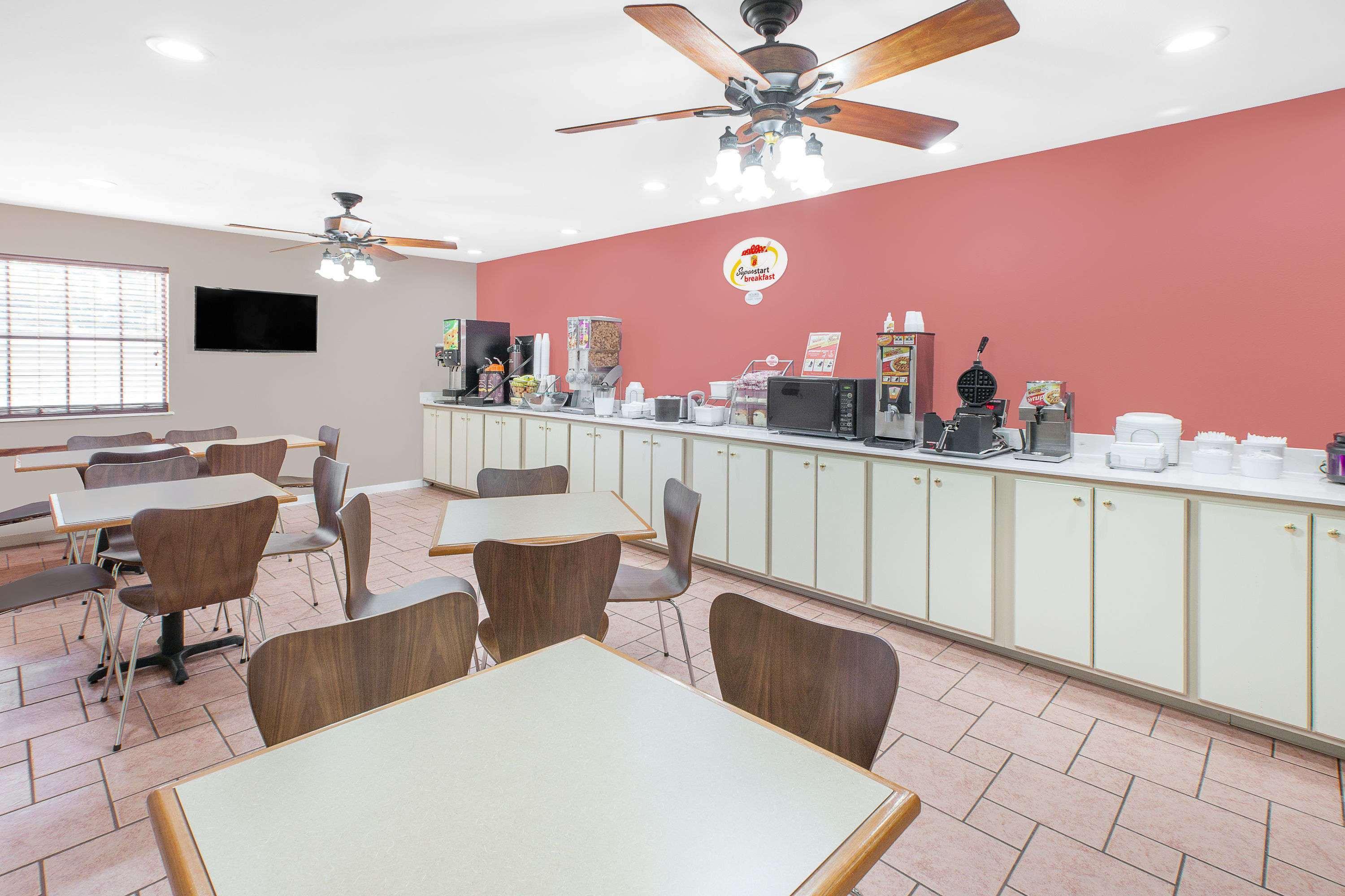 Restaurant Super 8 by Wyndham Lowell/Bentonville/Rogers Area