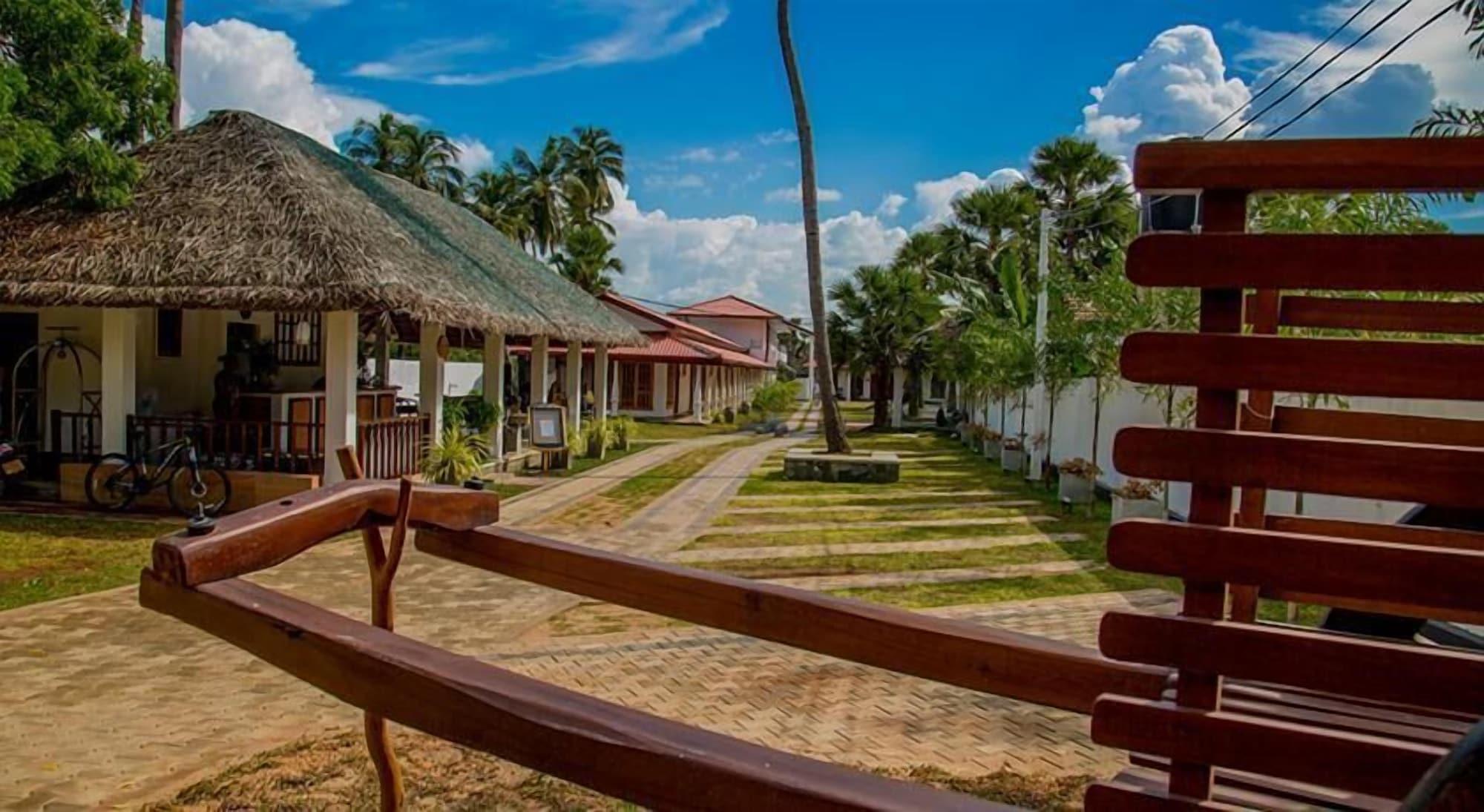 Vista Exterior Palm Resort Nilaveli
