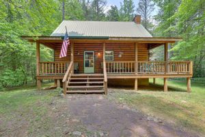 Alquiler Vacacional - Secluded Cross Creek Cabin w/ Deck & Fire Pit!