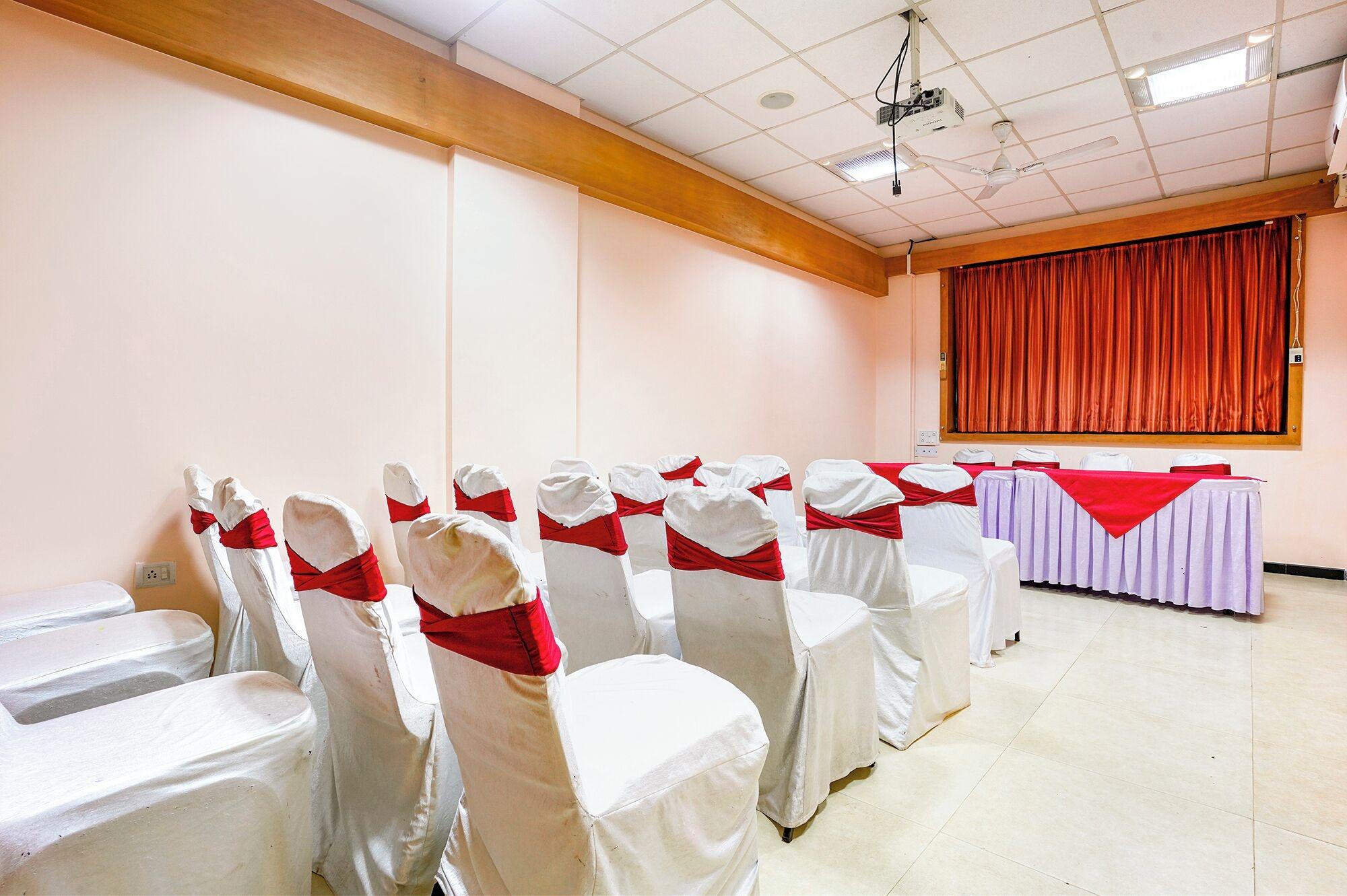 Salón de Baile FabHotel Manoshanti - Nr. Big Daddy Casino