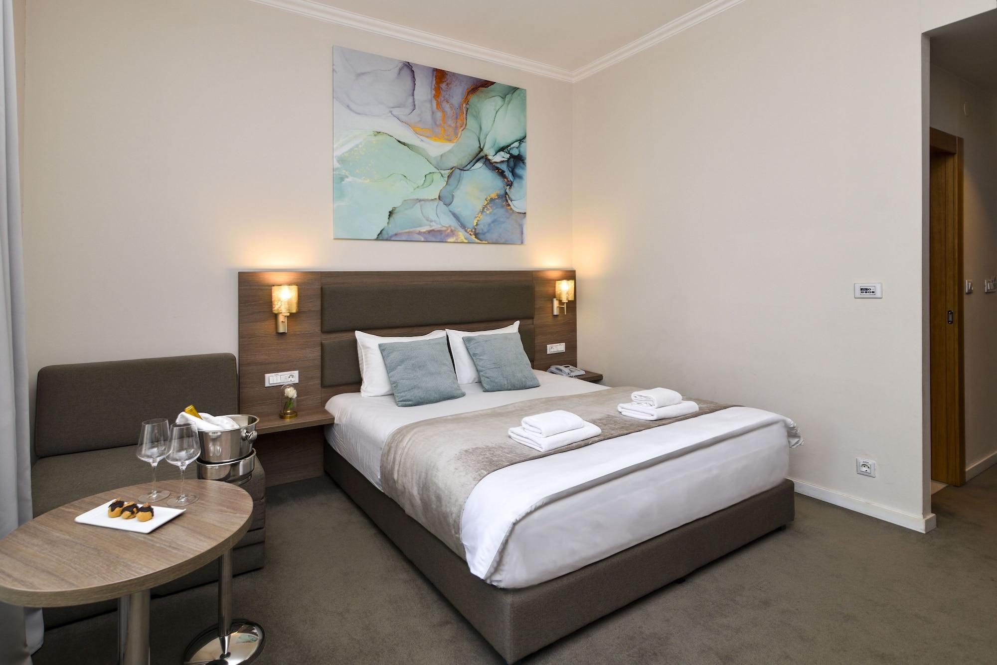 Varios Hotel Opera Garni