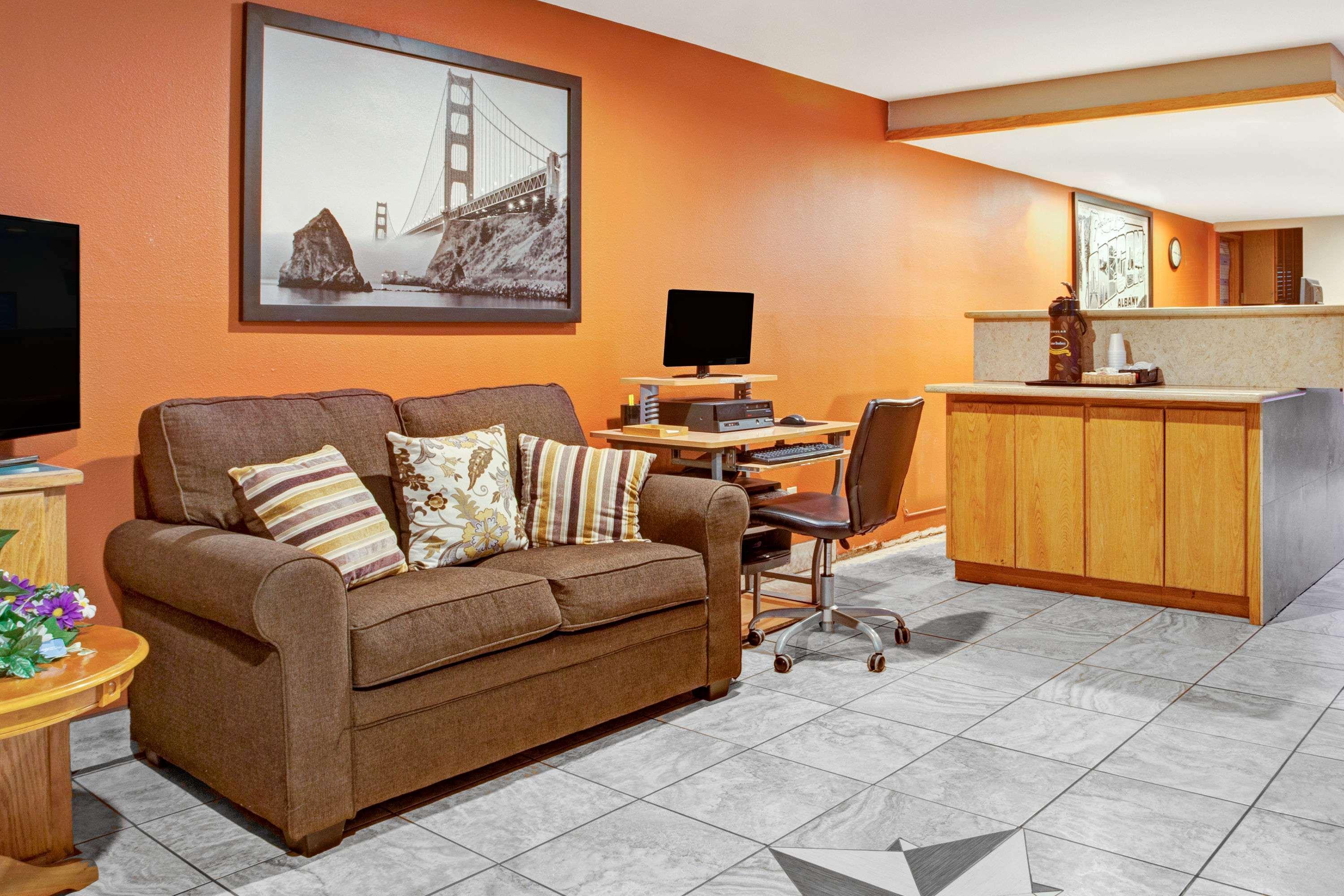 Vista Exterior Super 8 by Wyndham Albany
