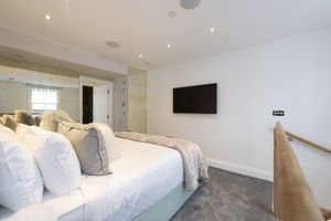 Alquiler Vacacional - Soho Chic: Luxury 2BR/2BA Apartment in the Heart of London