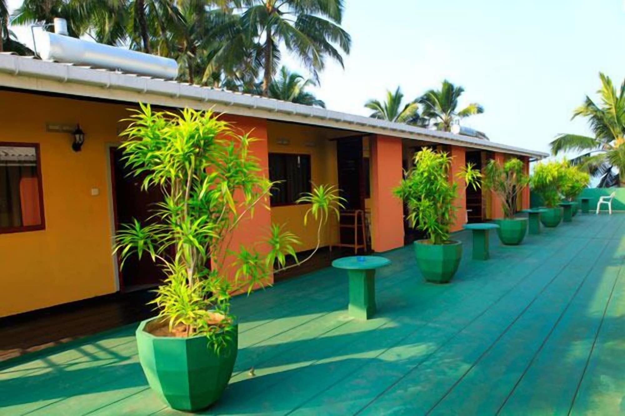 Vista Exterior Roy Villa Beach Hotel