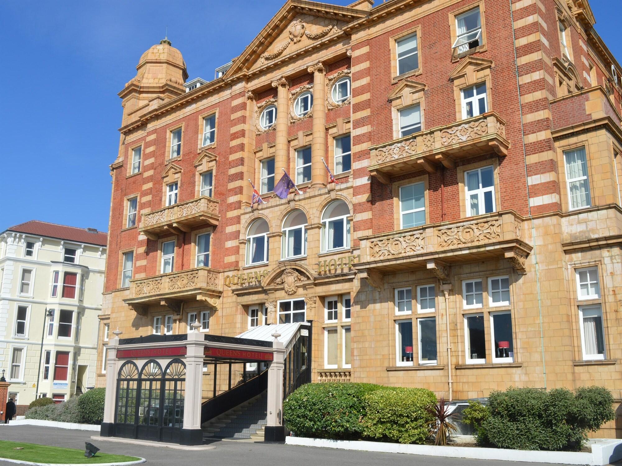 Vista Exterior Queen s Hotel