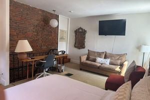 Renta temporal - Garden Oasis: 1BR Apartment with Patio in Historic Home, Near Universities