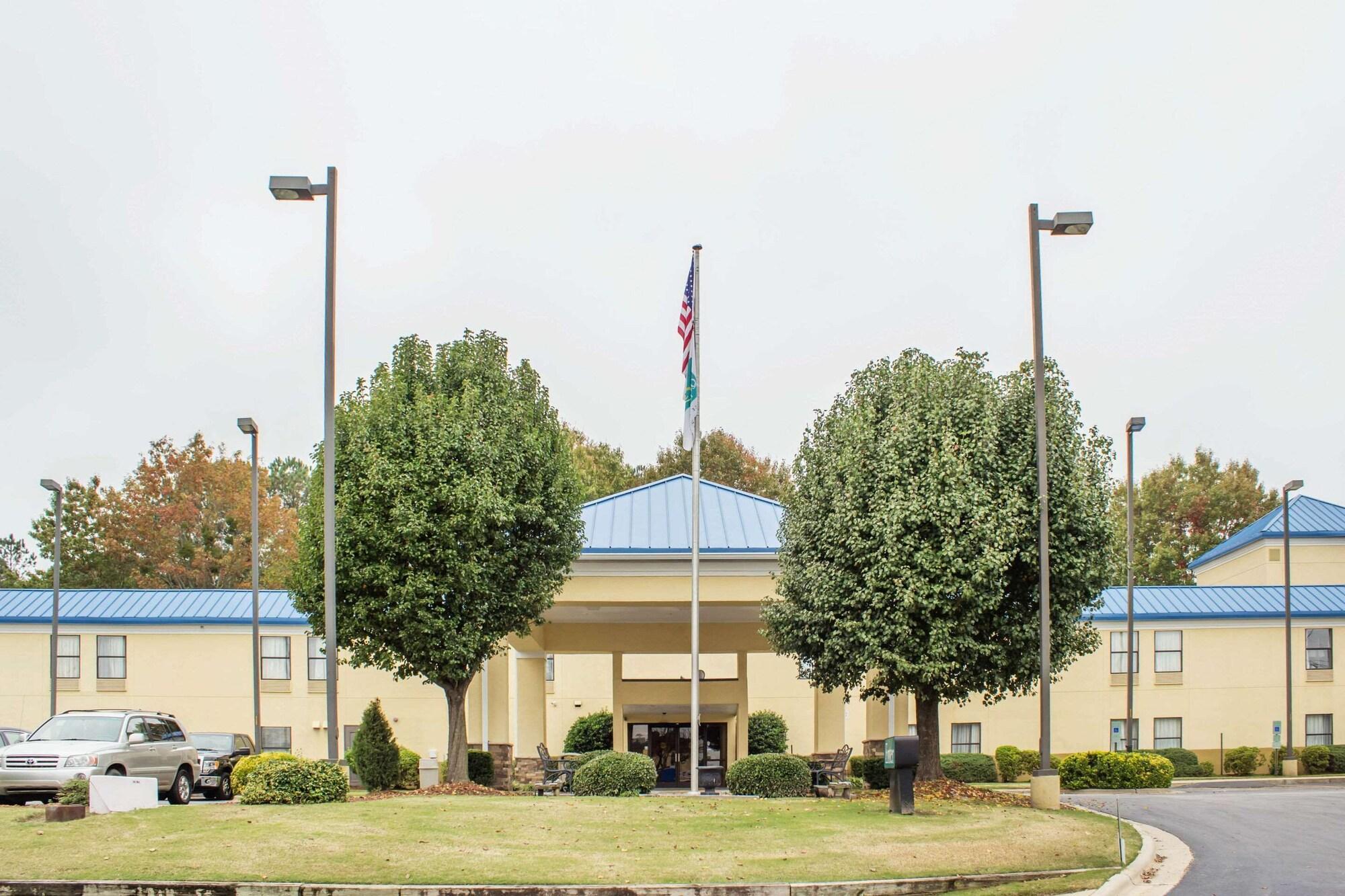 Varios Econo Lodge Raleigh near Walnut Creek Amphitheatre