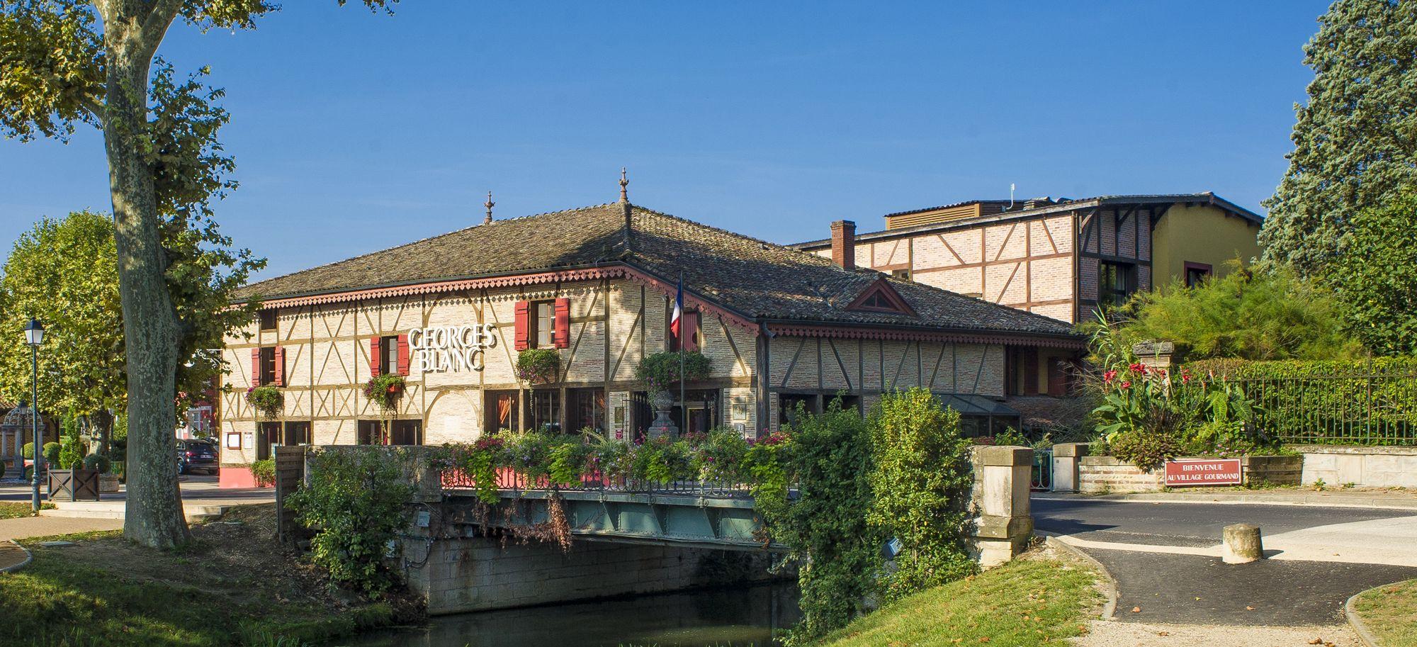 Vista Exterior Hôtel Relais & Châteaux Georges Blanc Parc & Spa