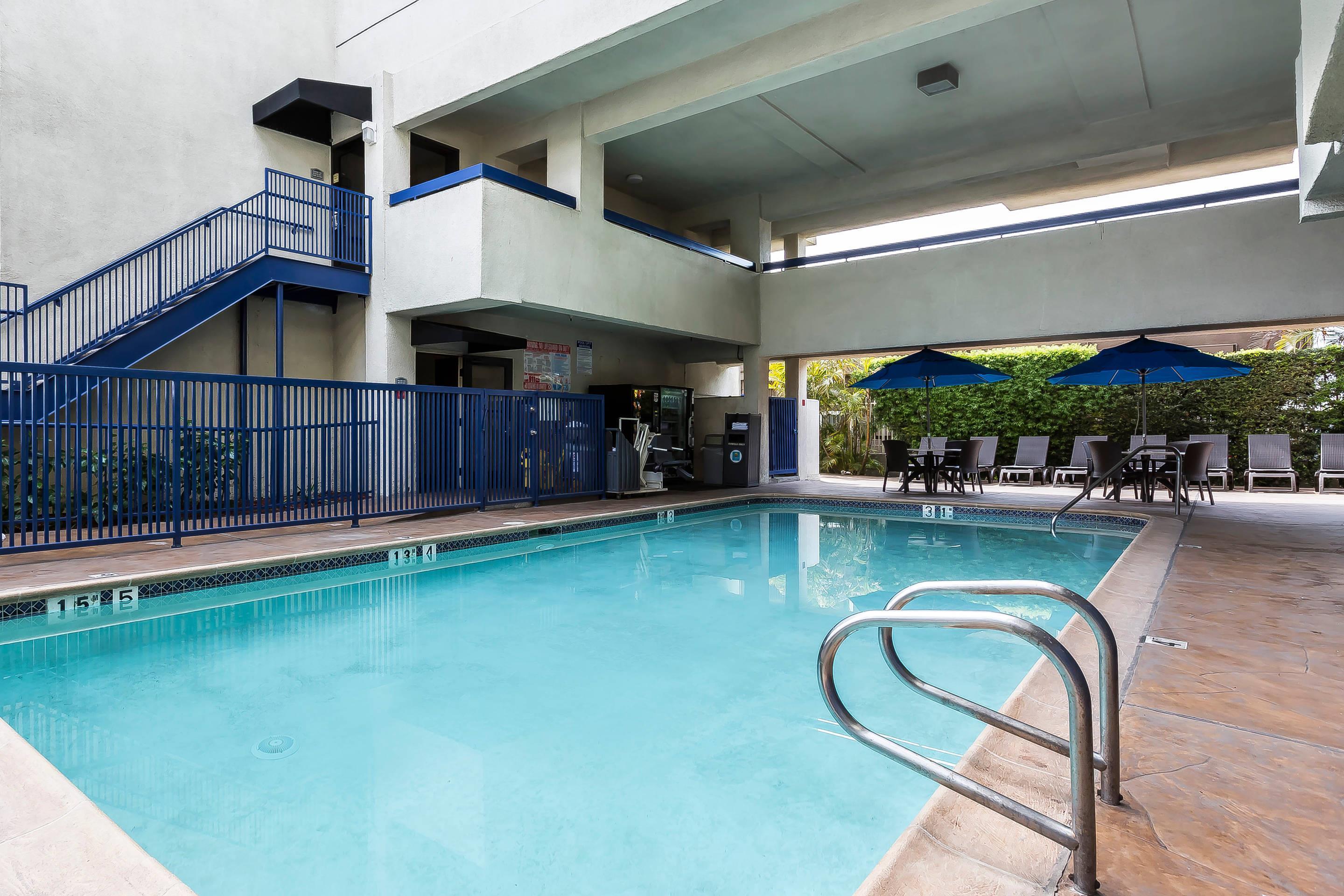 Vista Piscina Quality Inn & Suites Los Angeles Airport - Stadium District