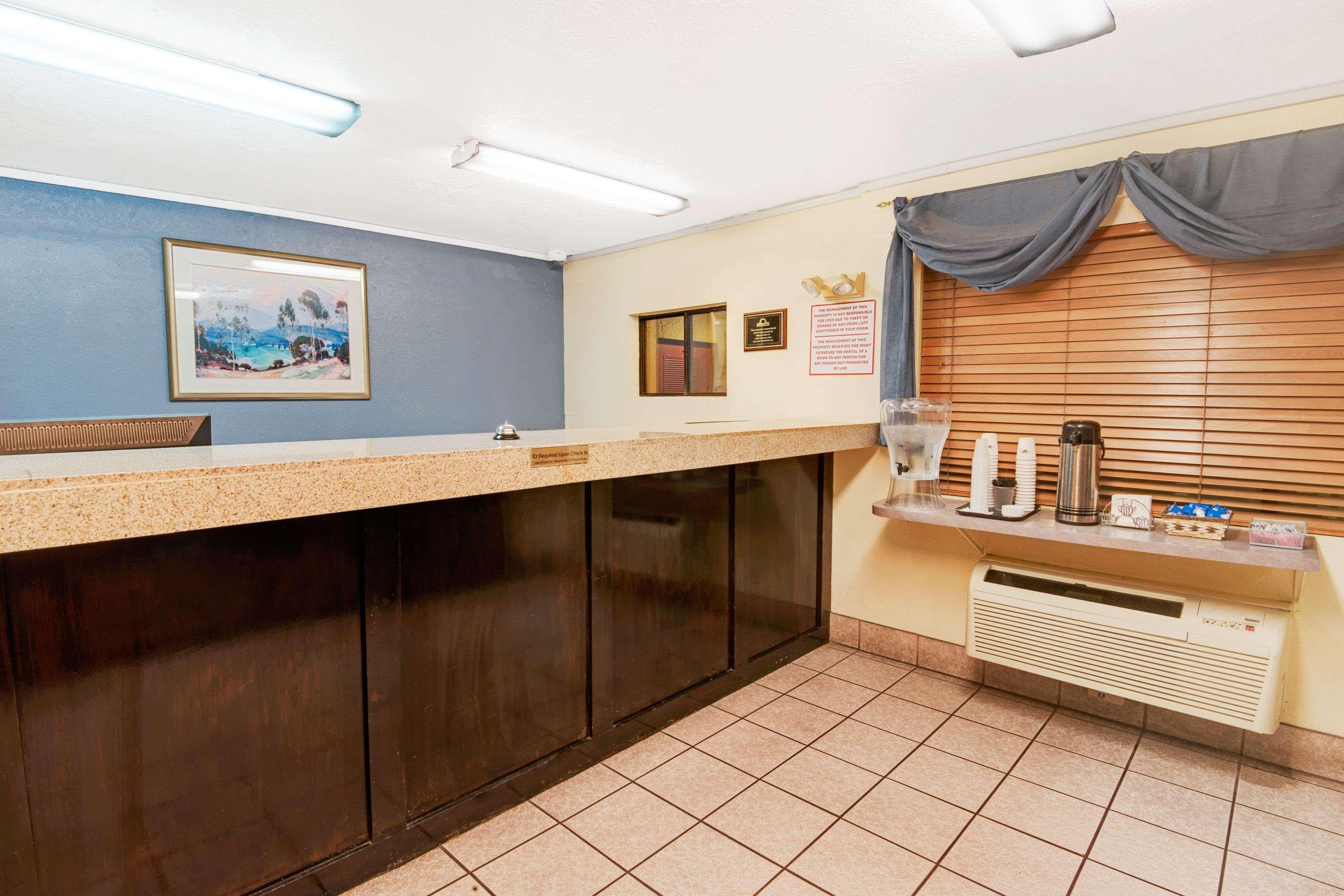 Vista Lobby Days Inn by Wyndham El Paso Airport East