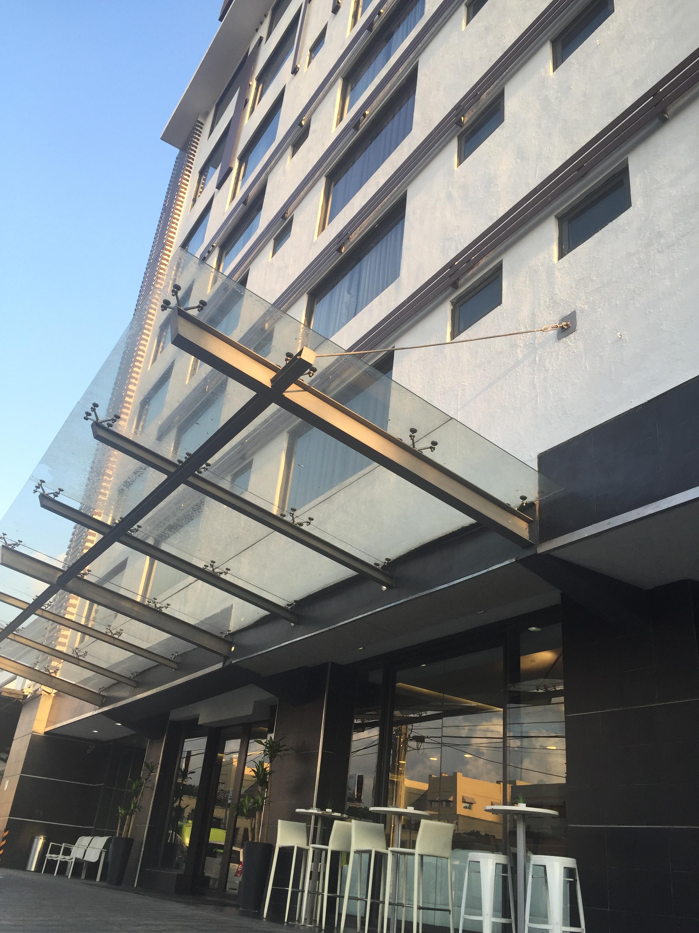 Vista Exterior Weston Suites Hotel