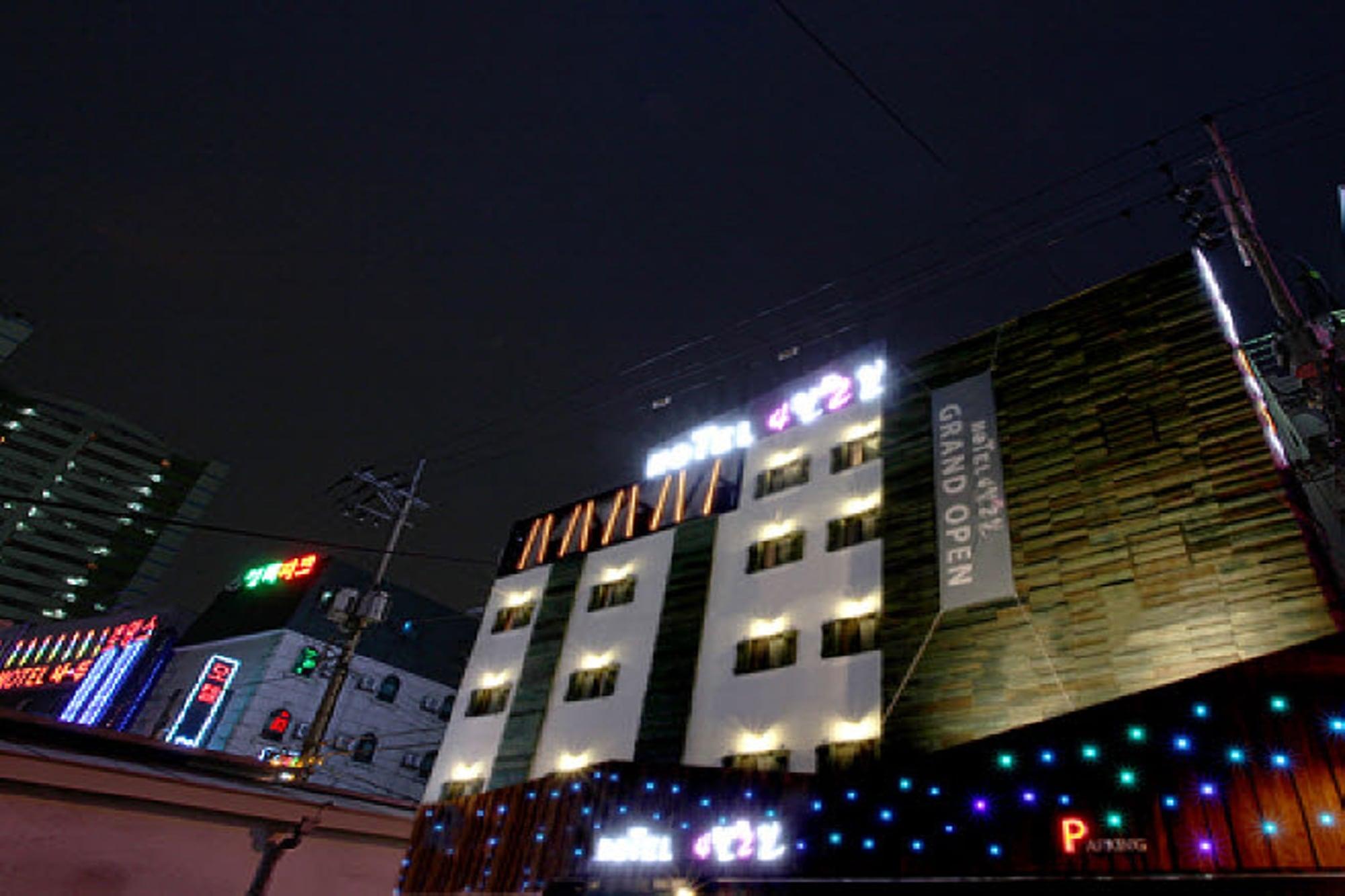 Varios HOTEL April 2nd