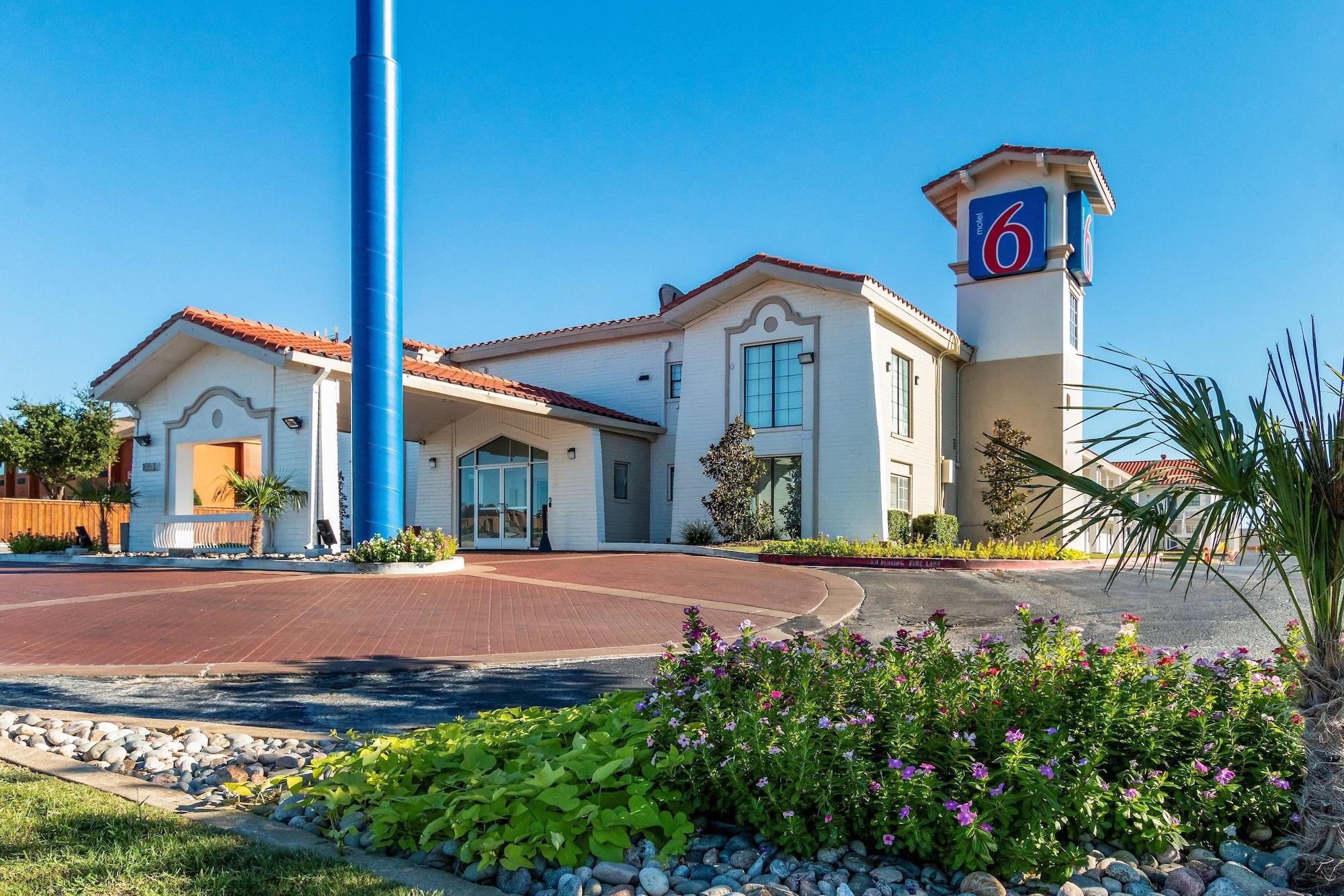 Vista Exterior Motel 6 Euless, TX - DFW West