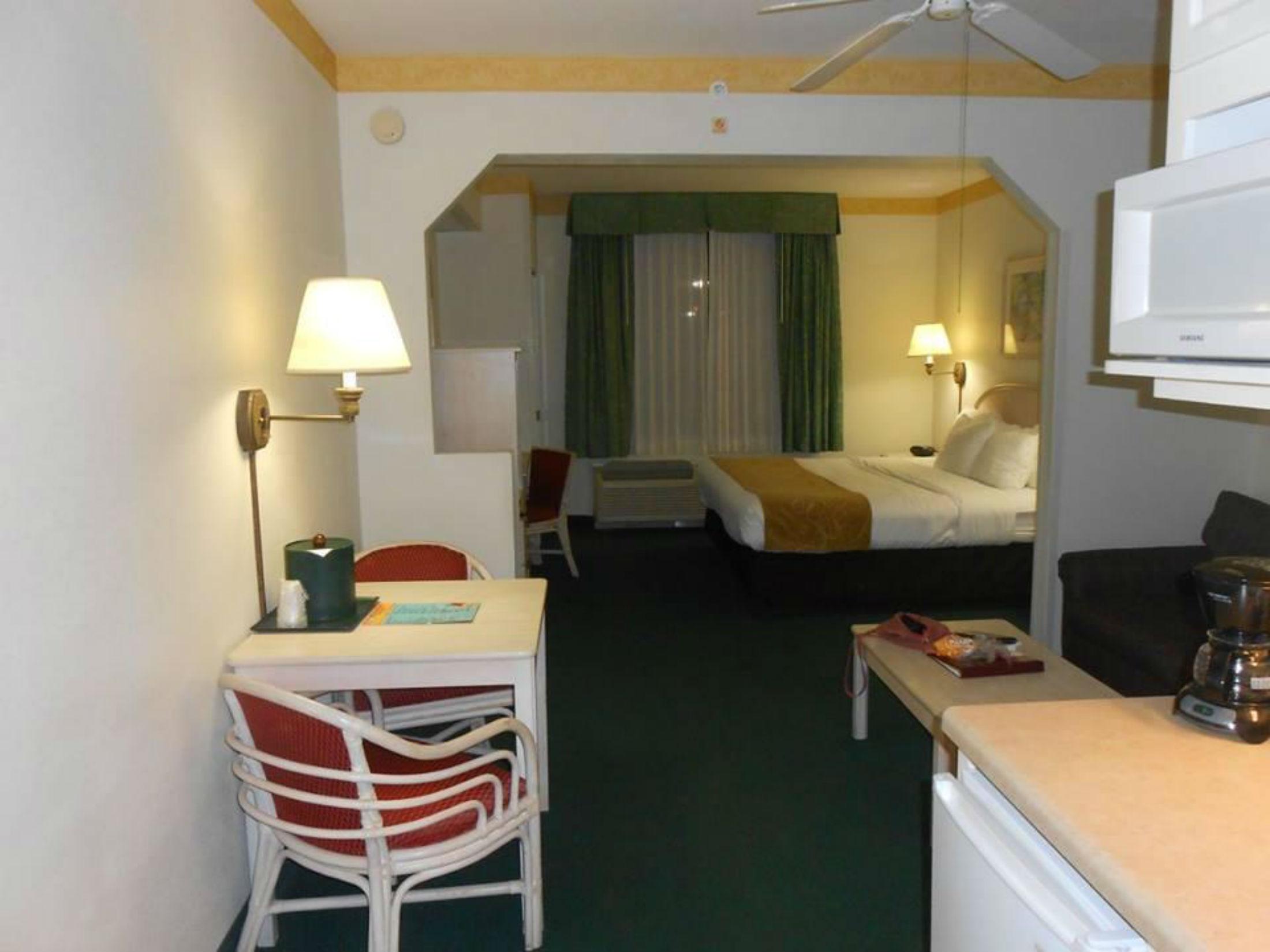 Hotel Comfort Suites Maingate East