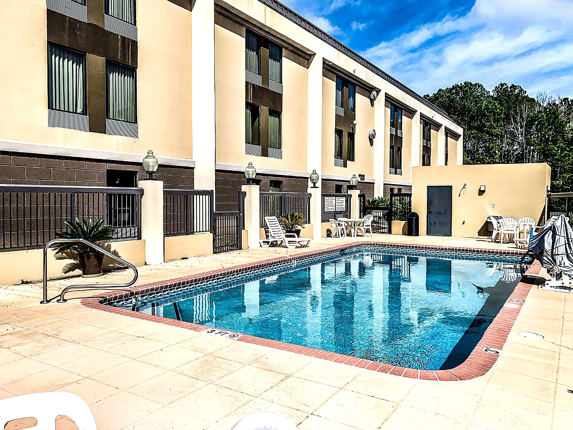 Vista Piscina Comfort Inn Darien - North Brunswick