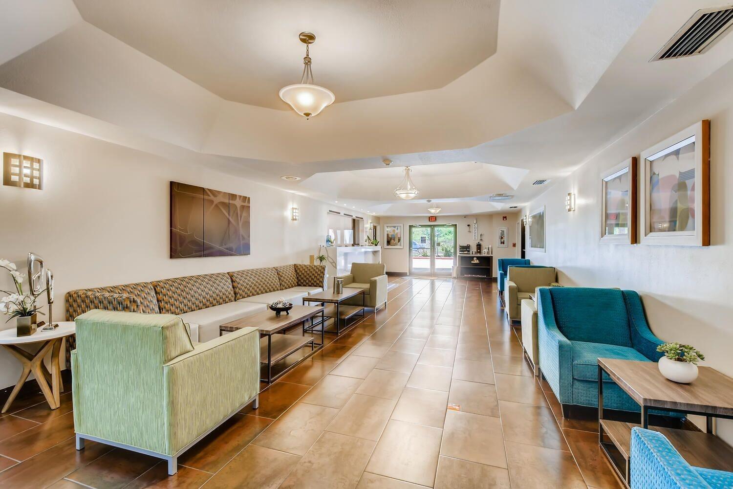Vista Lobby Orangewood Inn & Suites Midtown