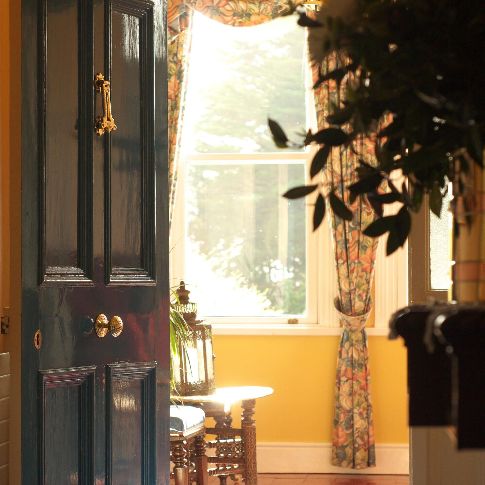 Vista Lobby Seaview House Hotel