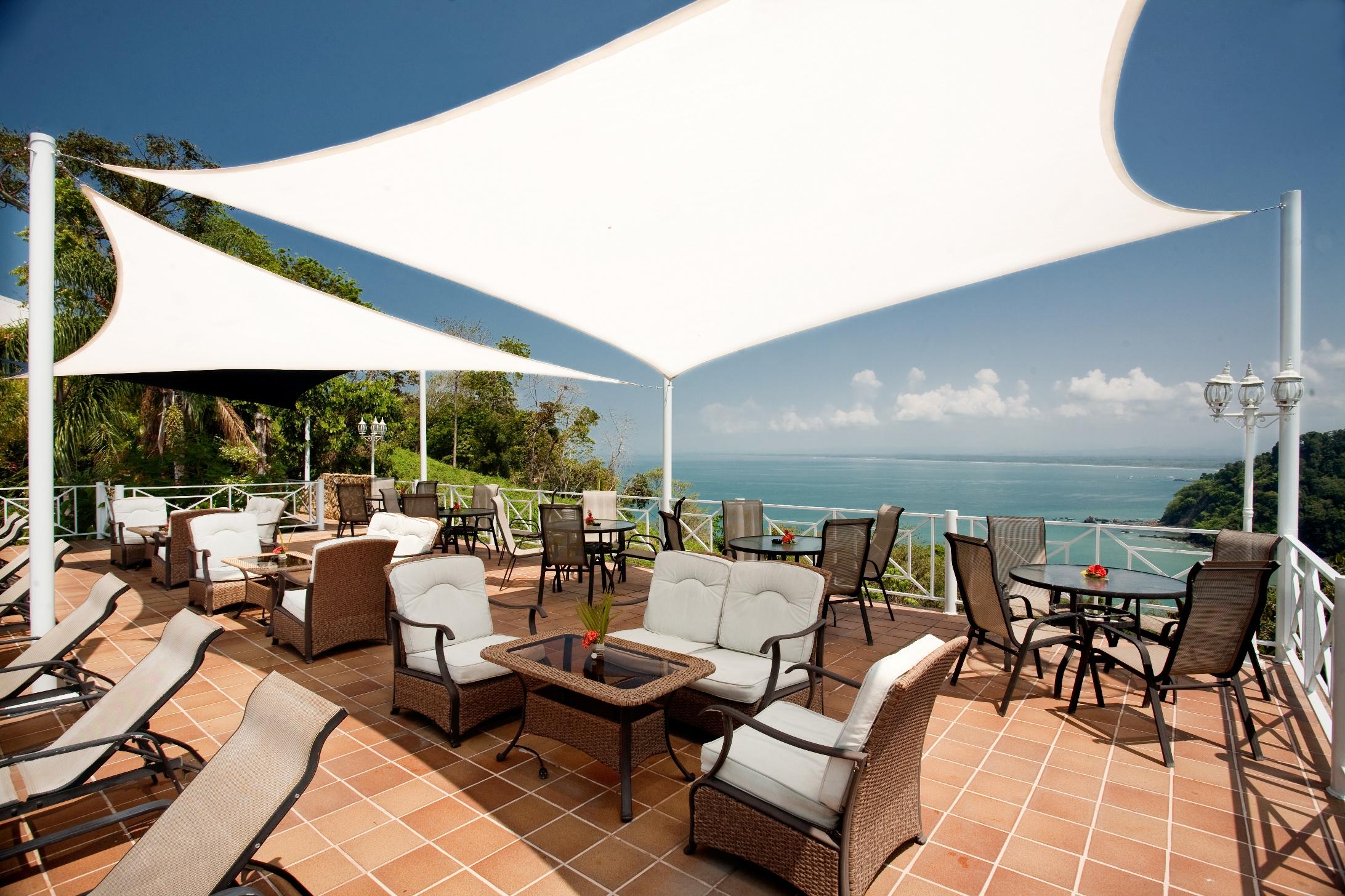 Vista Exterior Oceans Two Resort