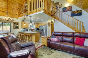 Alquiler Vacacional - 2 Mi to Show Low Lake: Scenic Cabin w/ Balcony