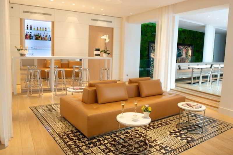 Vista Lobby Le Cesar Hotel