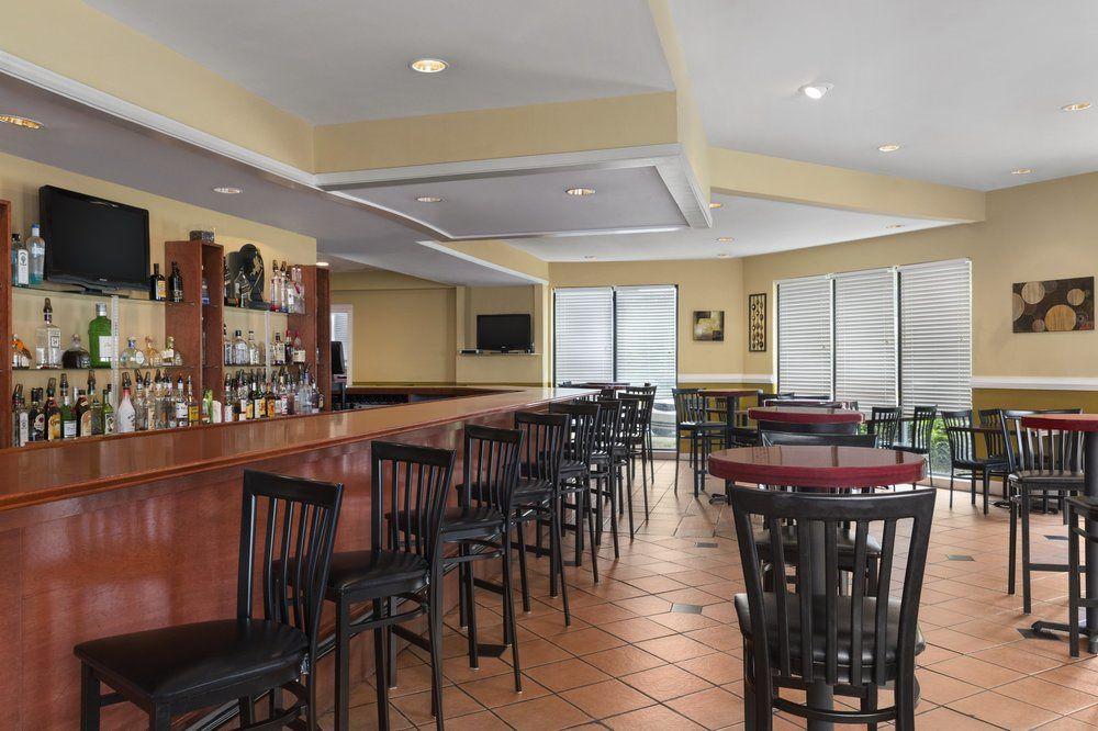 Bar/Salón Country Inn & Suites by Radisson, Atlanta Airport South, GA