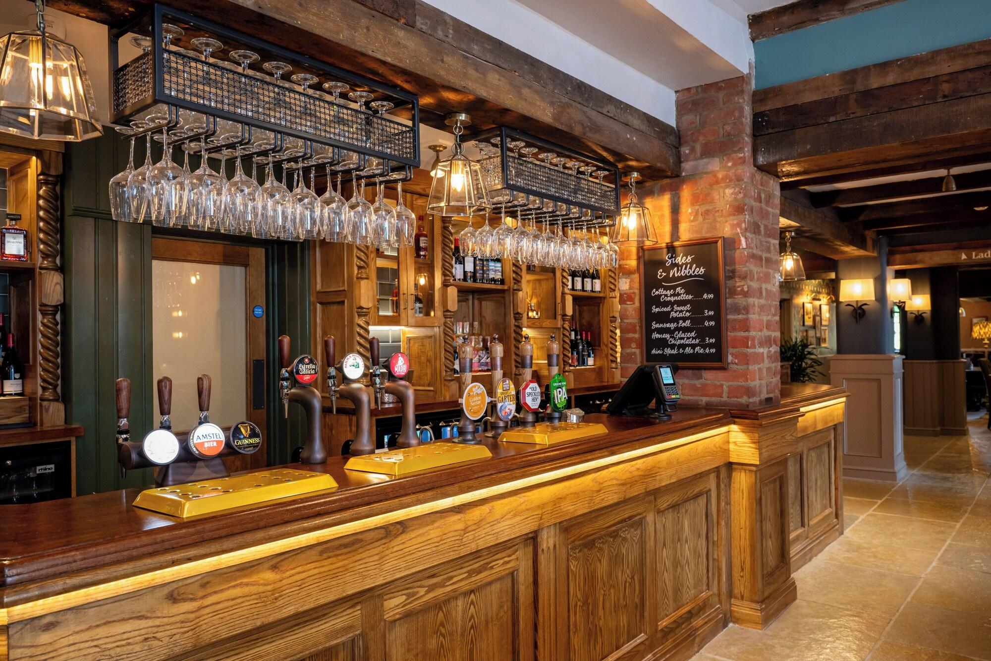 Bar/Salón Wheatsheaf Hotel - Virginia Water by Greene King Inns