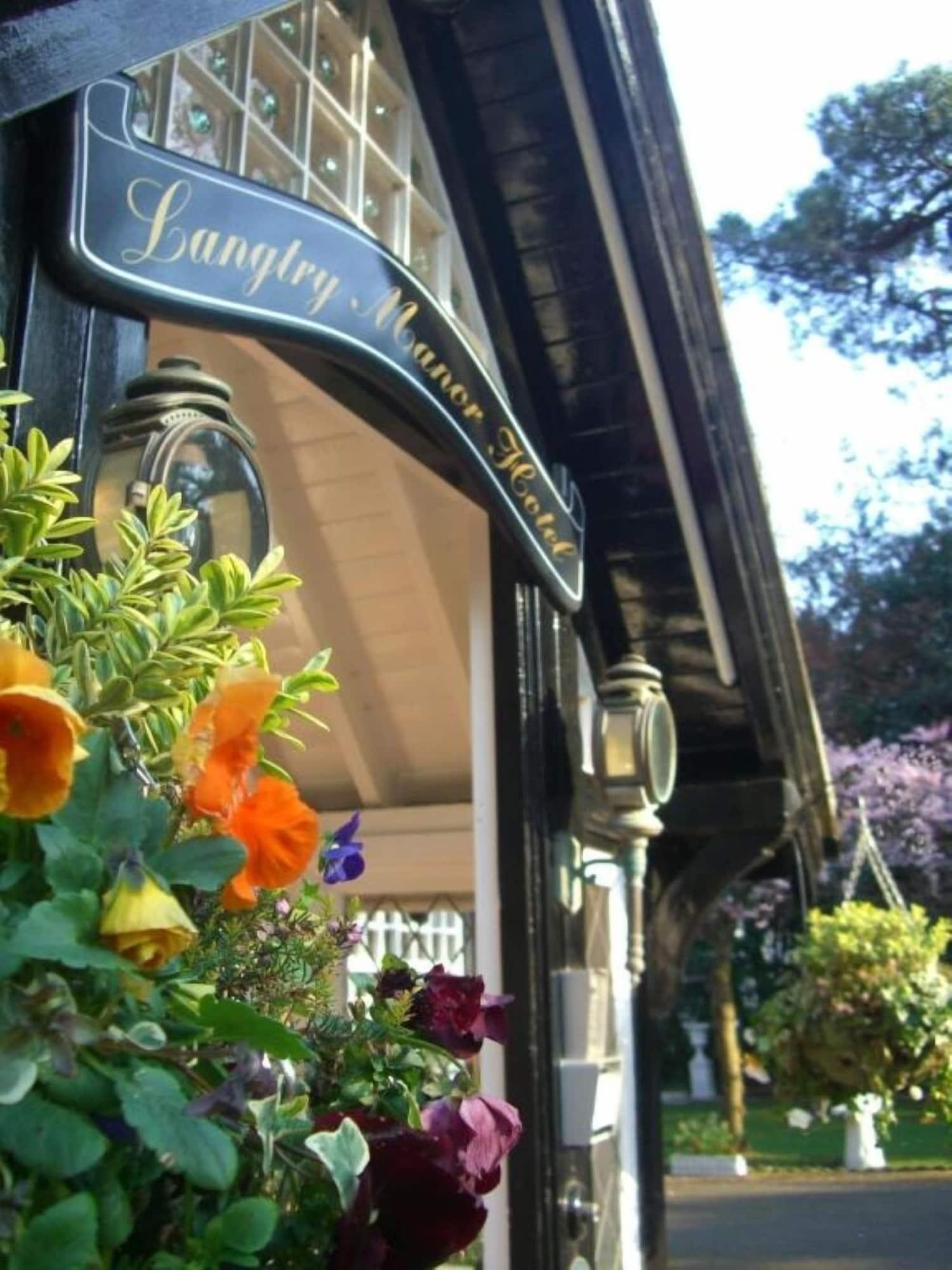 Vista Exterior Langtry Manor Hotel