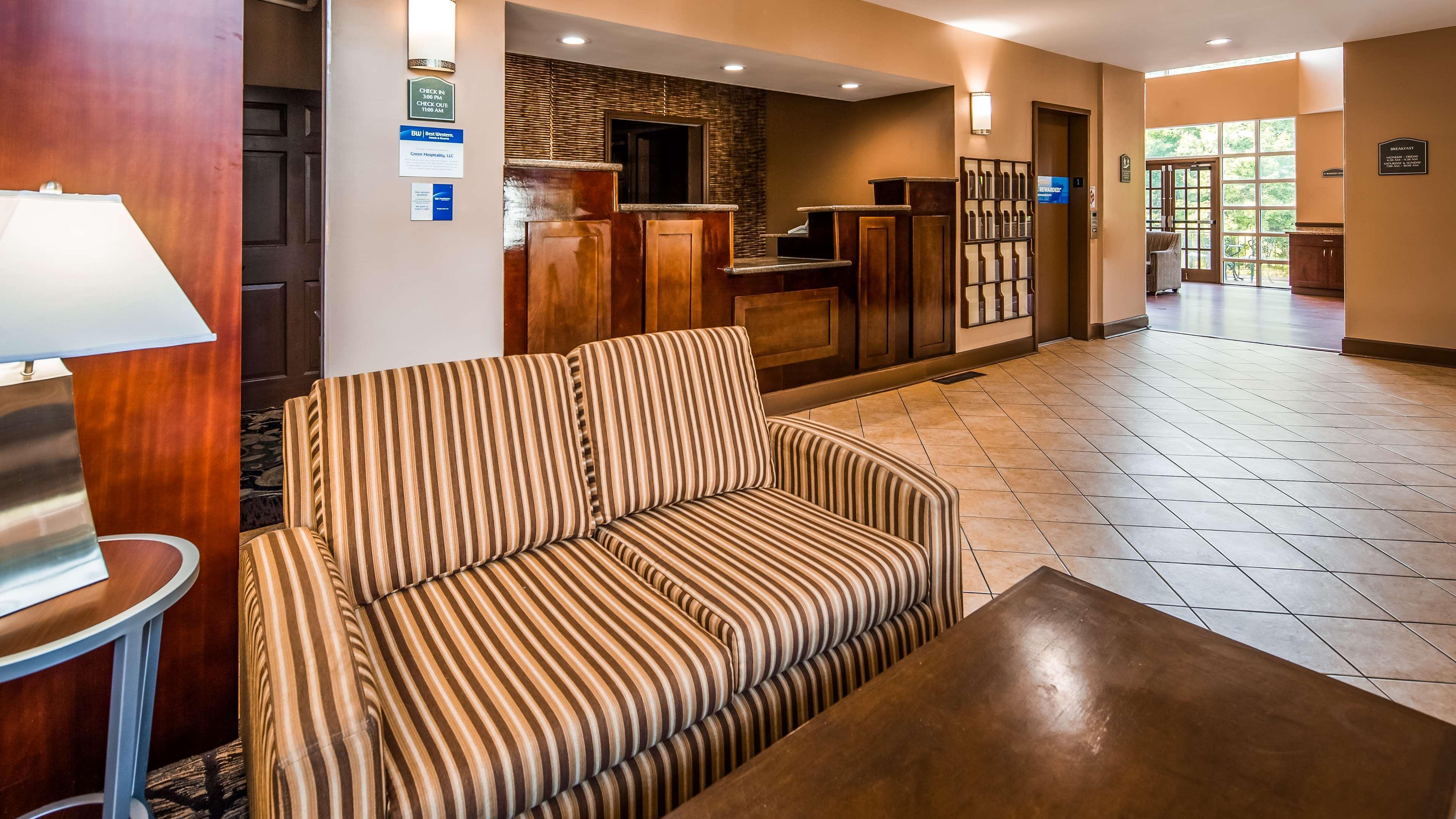 Vista Lobby Best Western Plus The Inn & Suites At The Falls