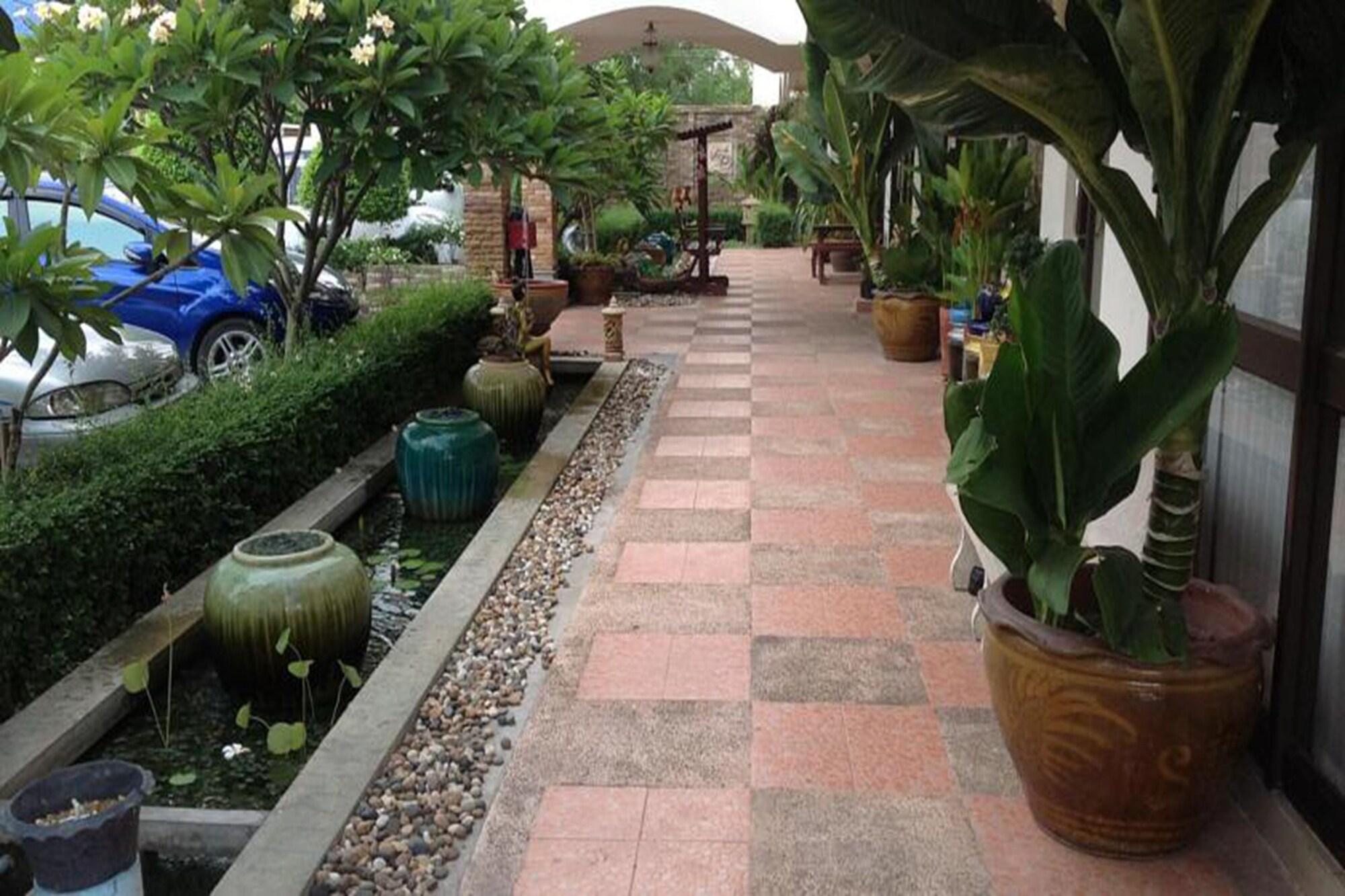 Vista Exterior Chantra Mansion