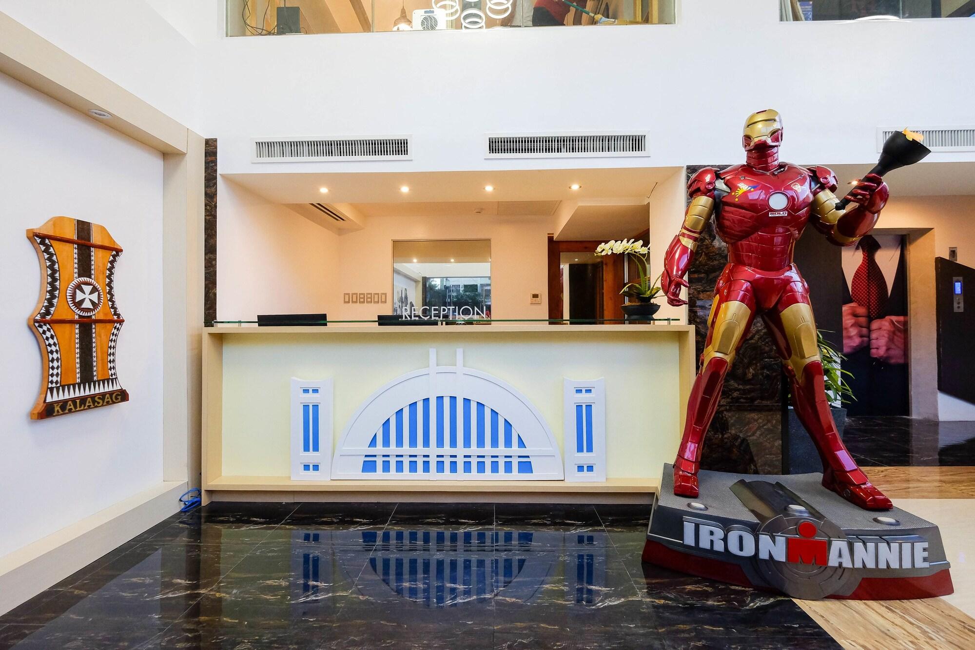 Vista Lobby Heroes Hotel