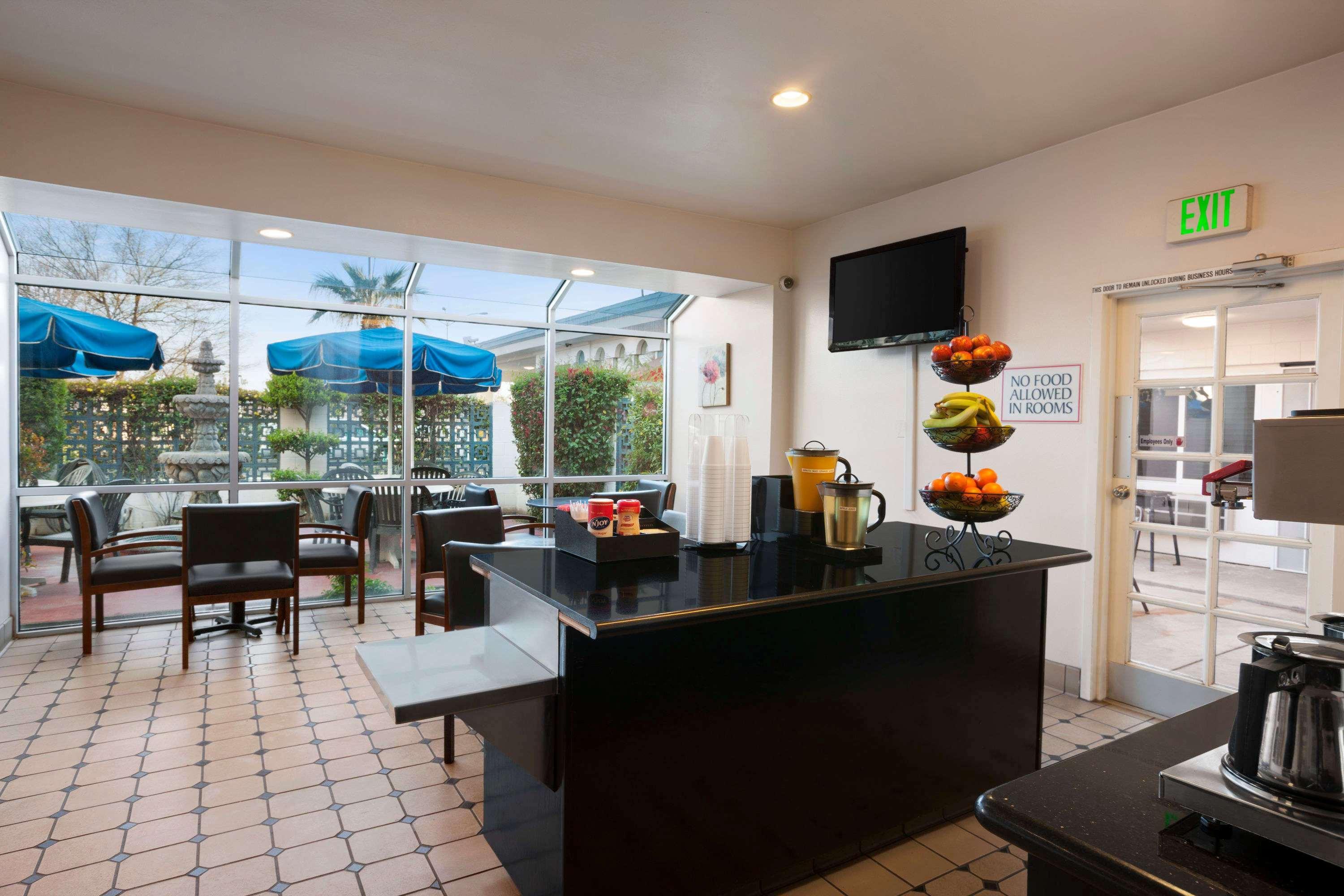 Restaurant Travelodge by Wyndham Bakersfield