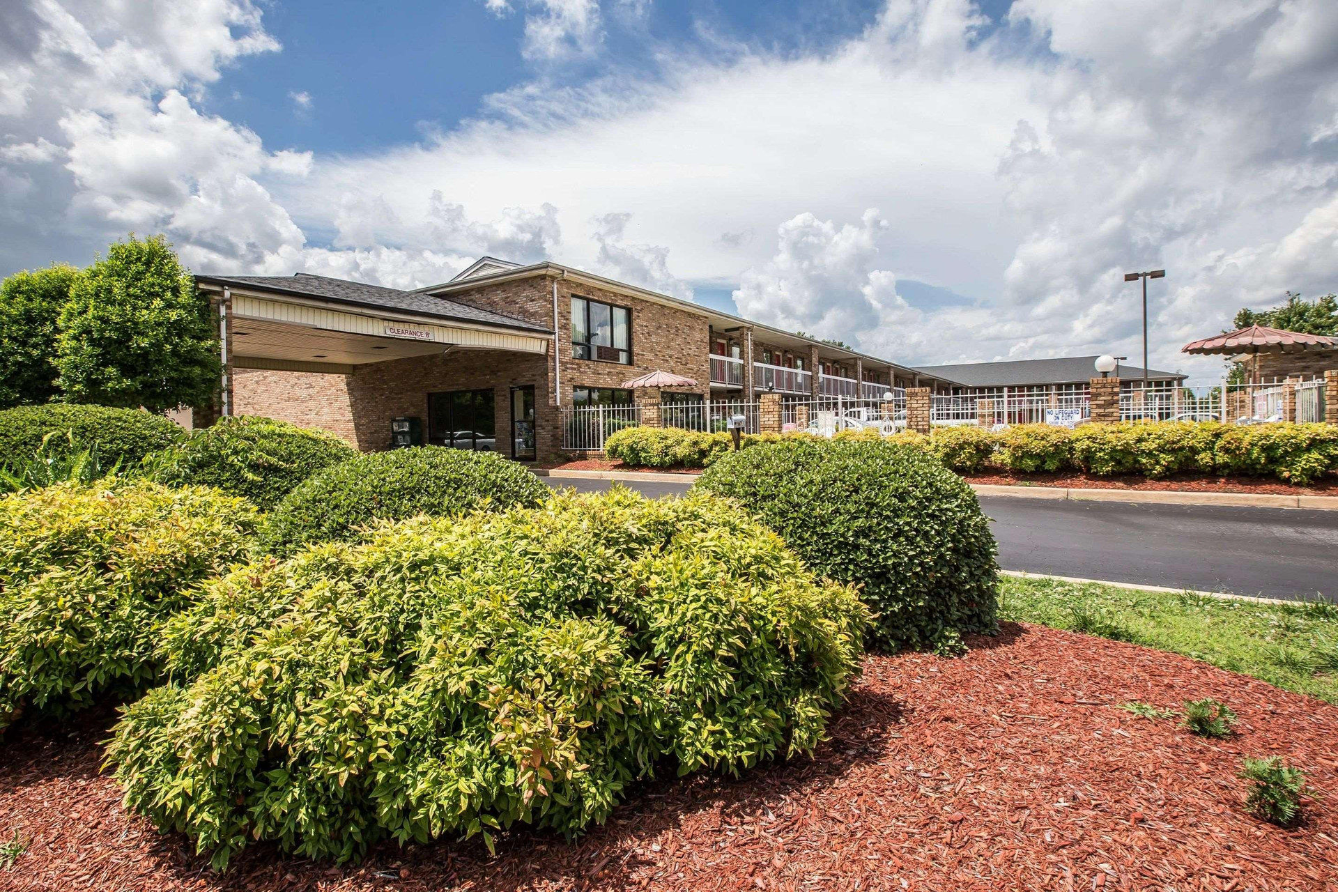 Vista Exterior Rodeway Inn Expo Center