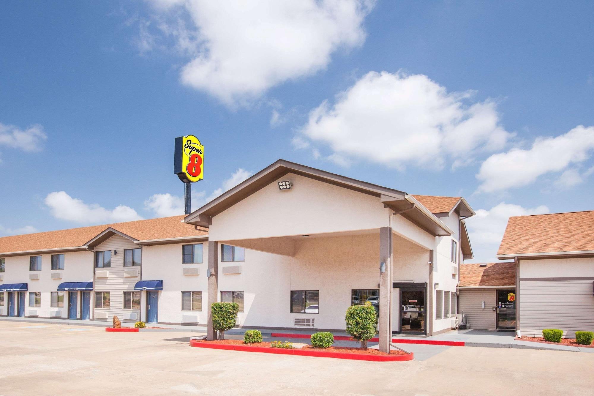 Vista Exterior Super 8 by Wyndham Van Buren/Ft. Smith Area