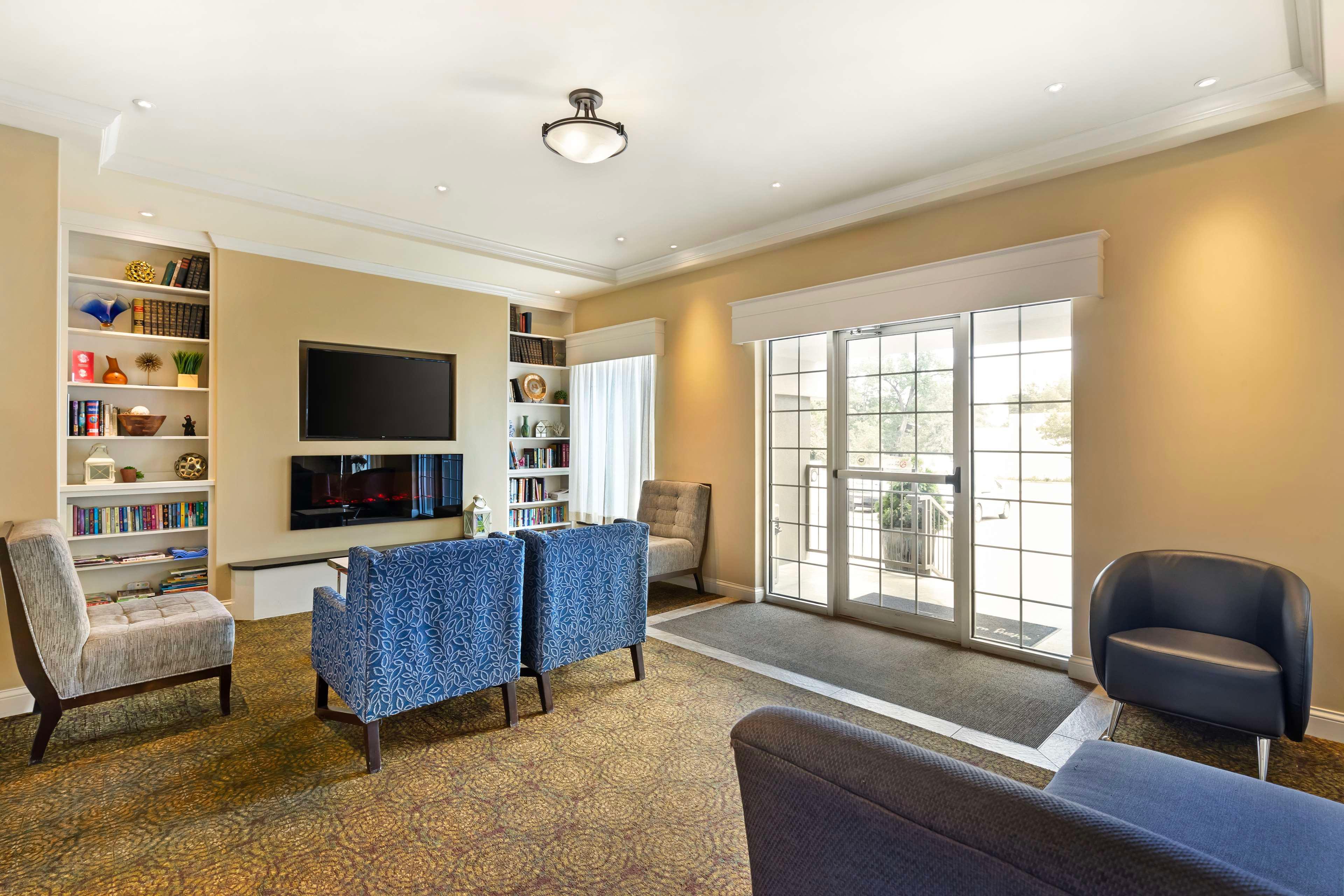 Vista Lobby Best Western Plus Longbranch Hotel & Convention Center
