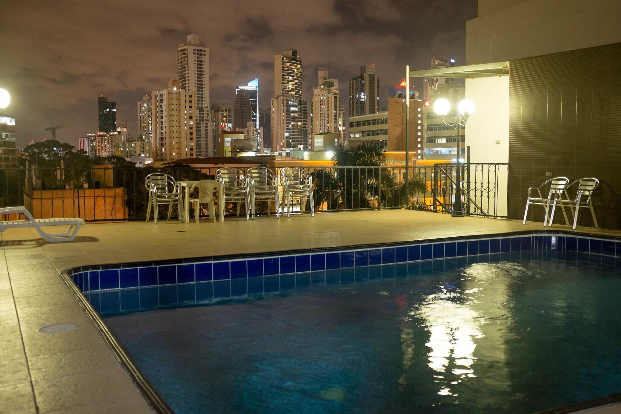 Vista Piscina Hotel Latino