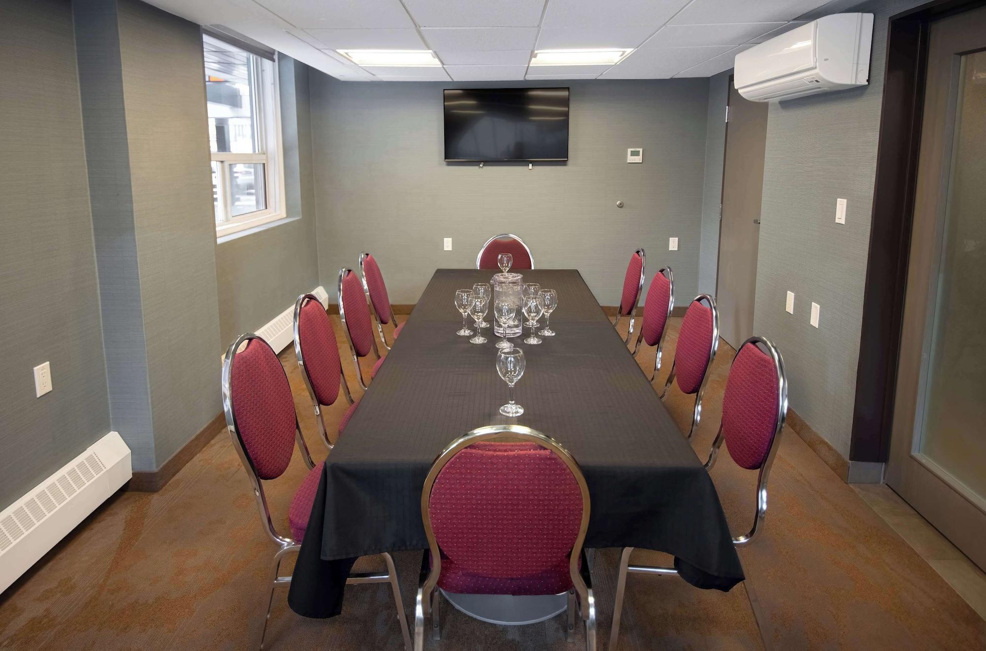 Sala de Reuniones Coast Calgary Downtown Hotel & Suites by APA