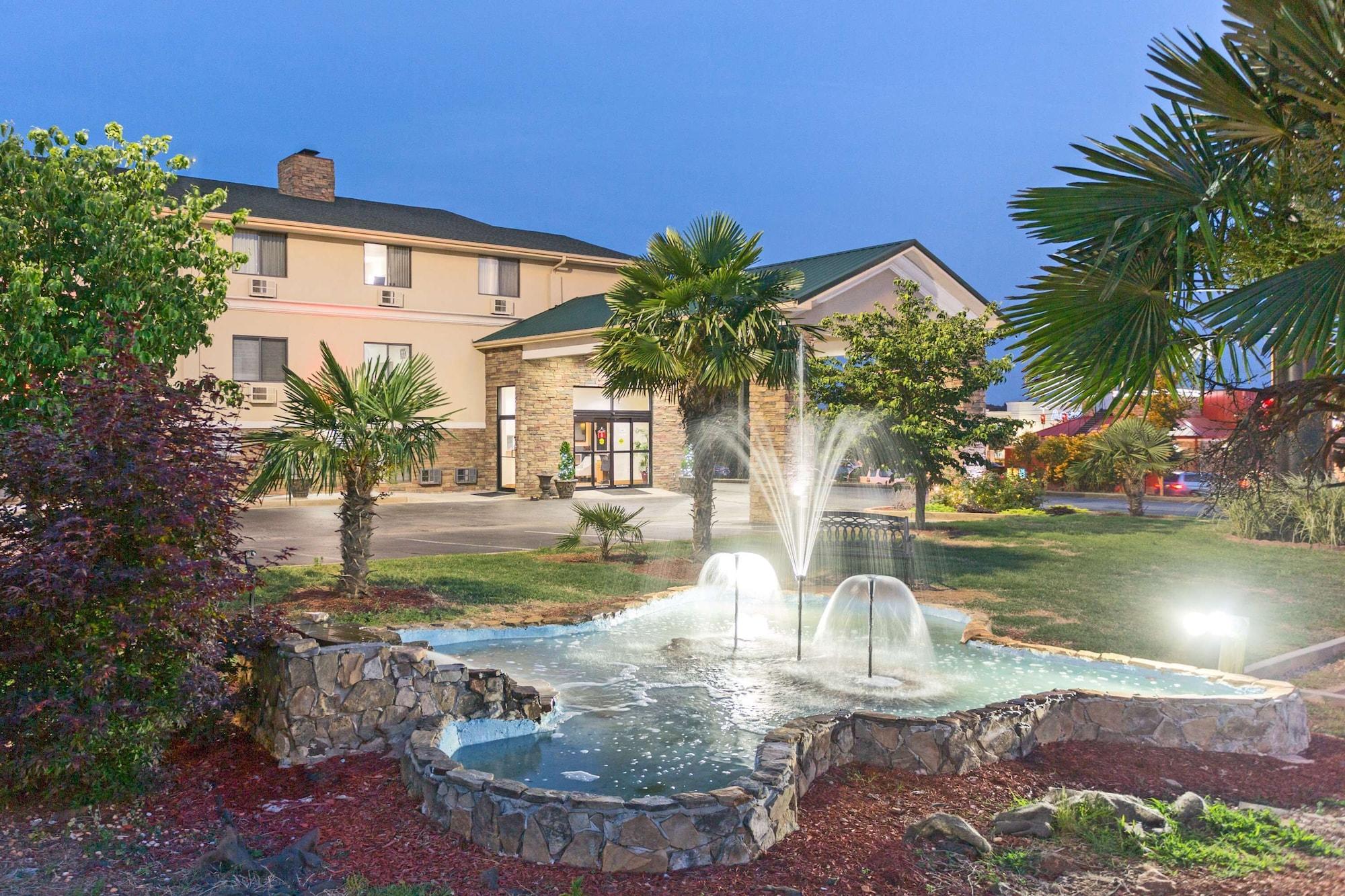 Varios Super 8 by Wyndham Anderson/Clemson Area