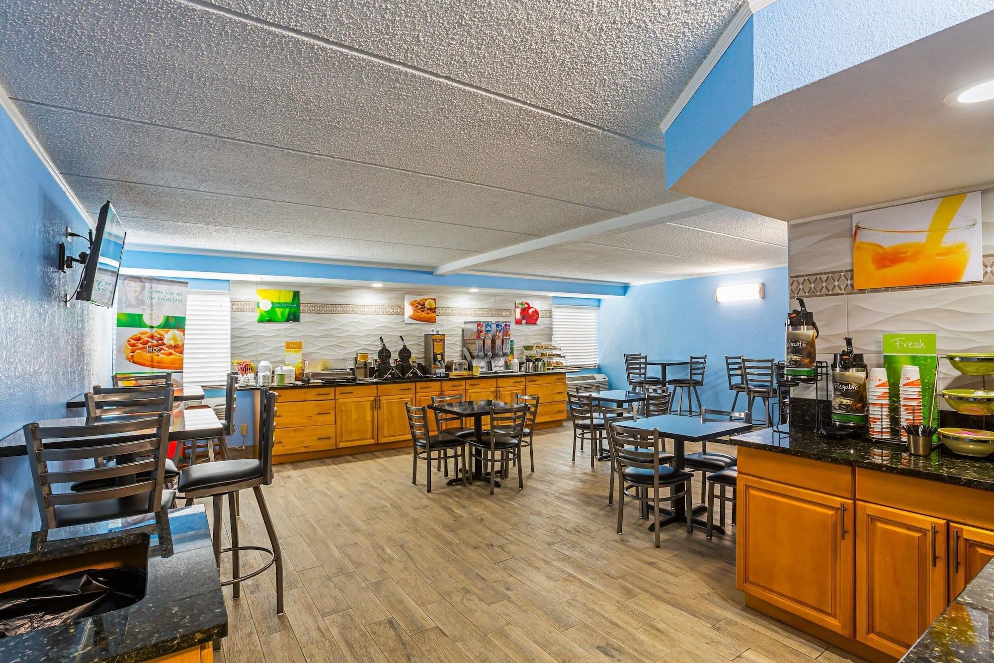 Restaurant Quality Inn & Suites near Six Flags East