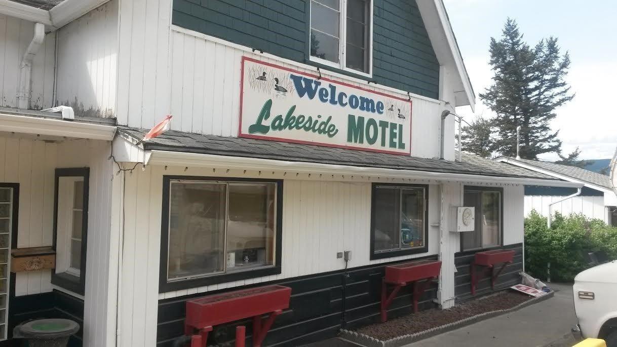 Varios Lakeside Motel