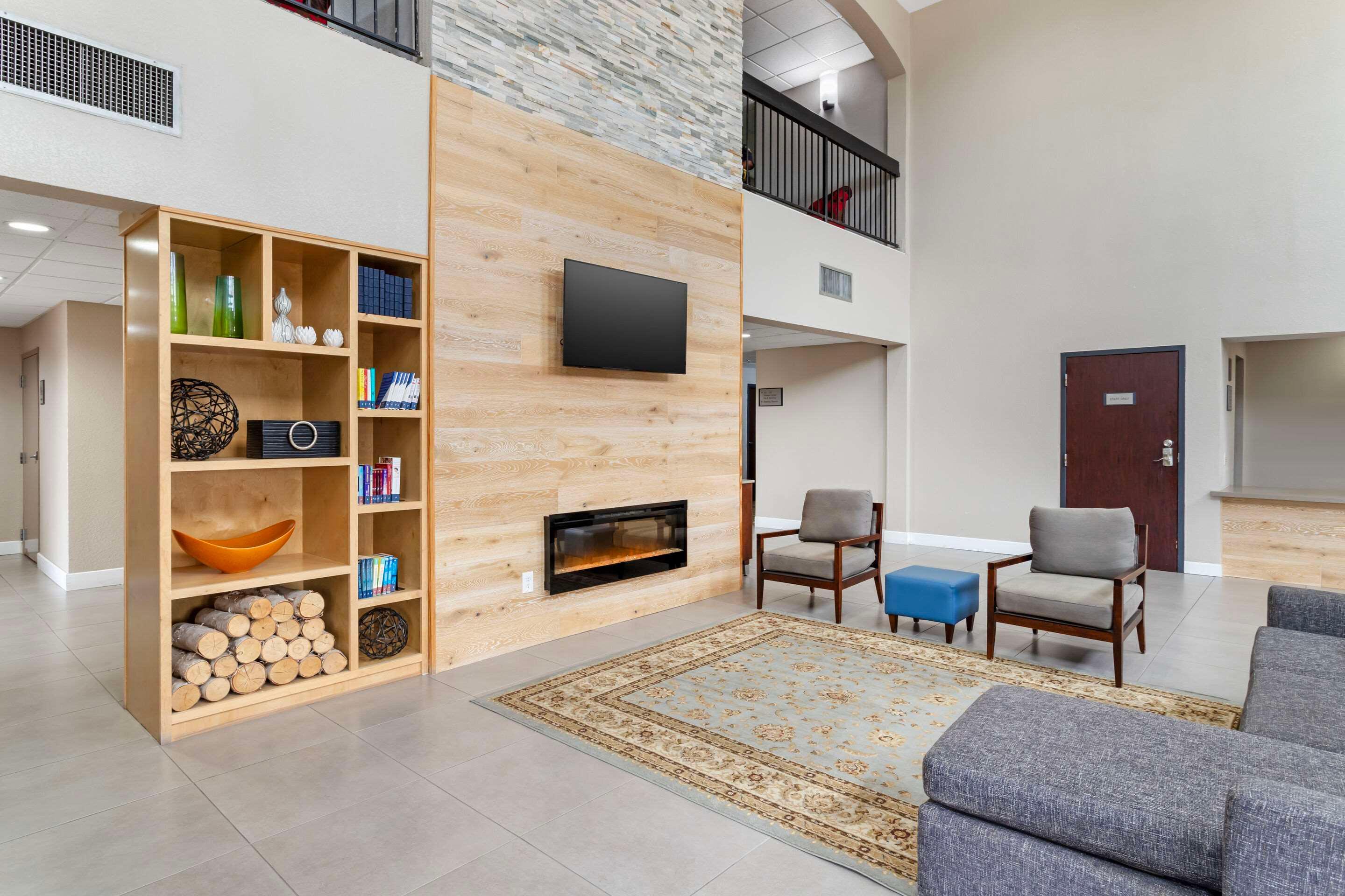 Vista Lobby Comfort Suites Shenandoah-The Woodlands